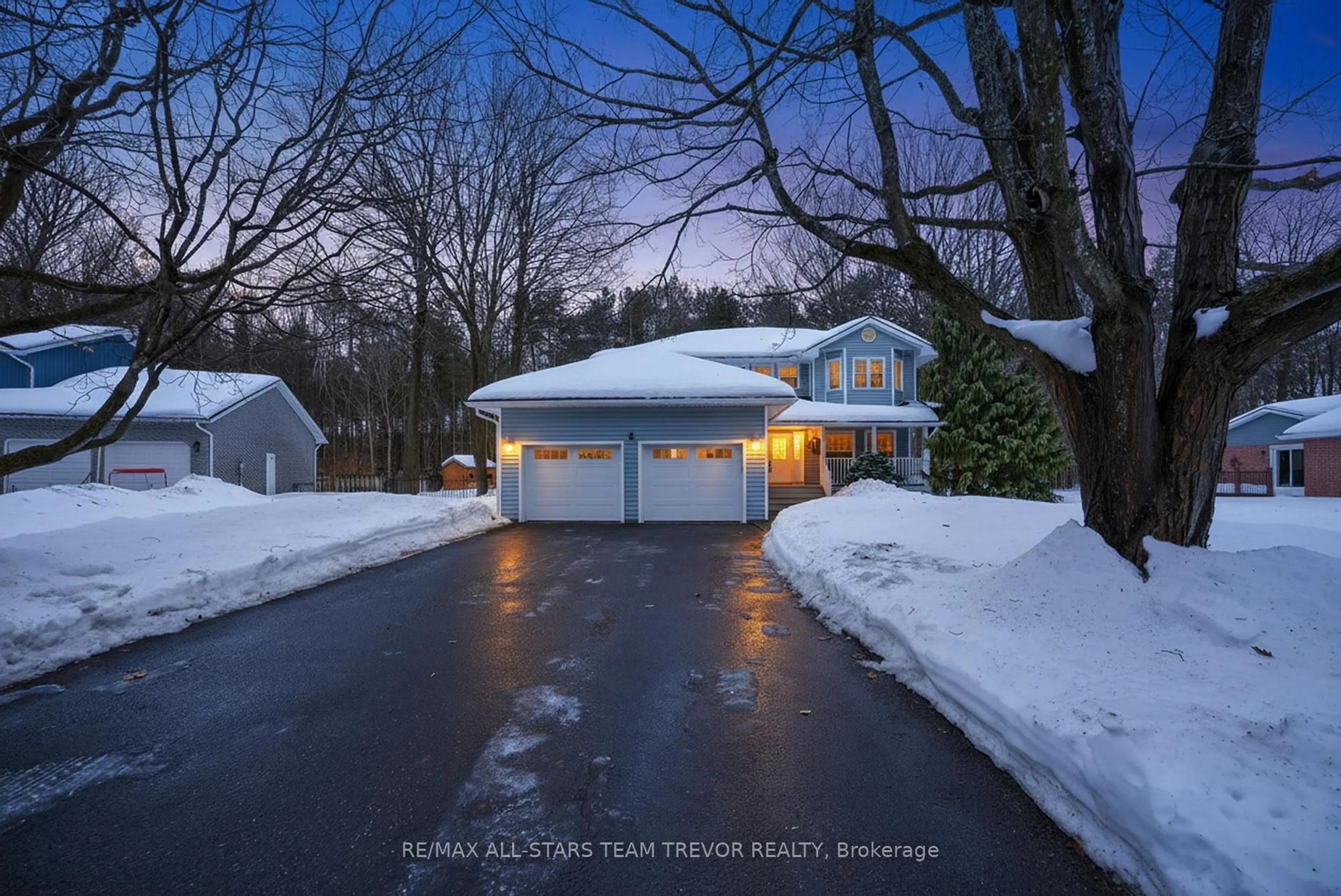 A pic from outside/outdoor area/front of a property/back of a property/a pic from drone, street for 5 Bailey Cres, Tiny Ontario L0L 2T0