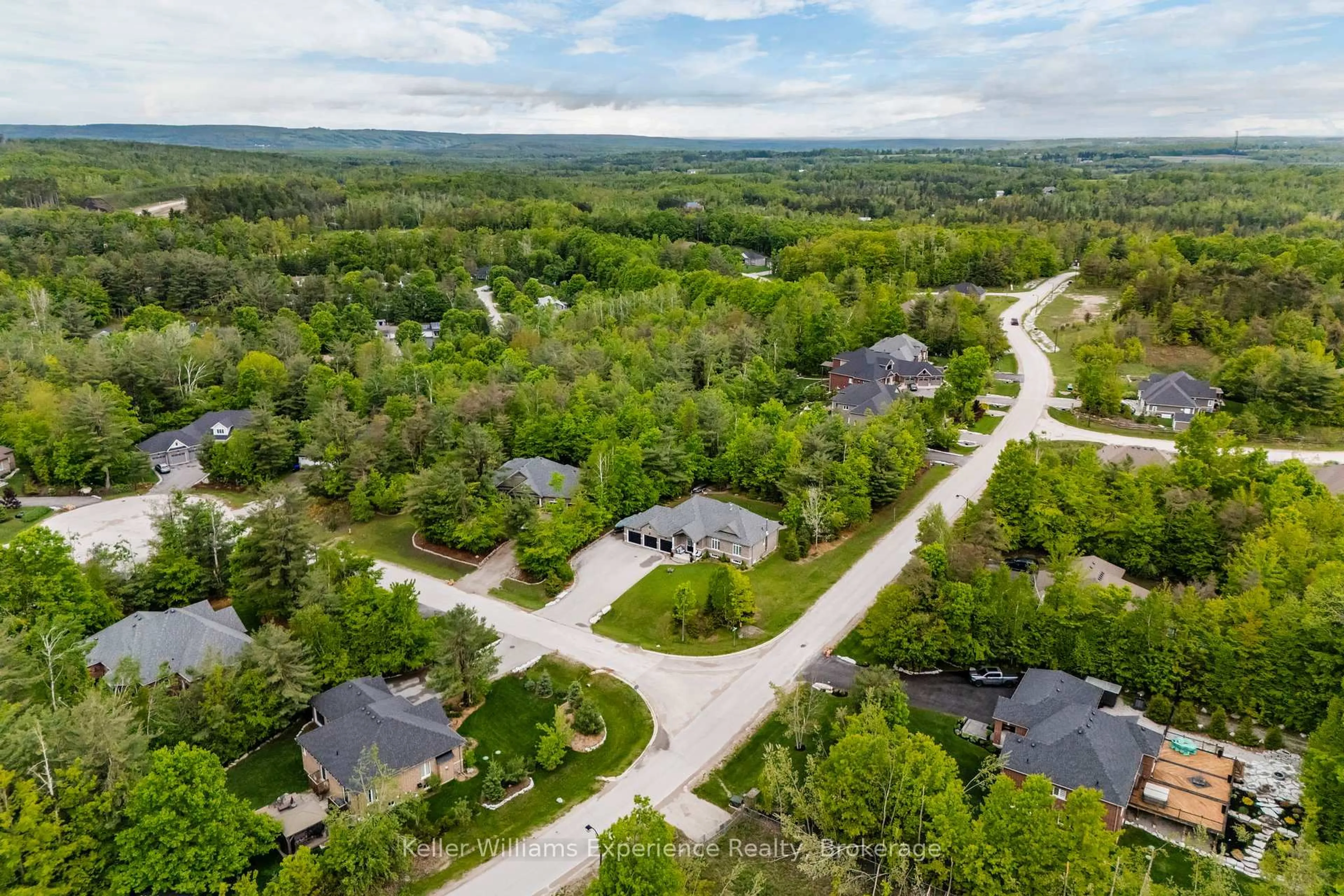 A pic from outside/outdoor area/front of a property/back of a property/a pic from drone, unknown for 1 Topaz Crt, Oro-Medonte Ontario L0L 2E0