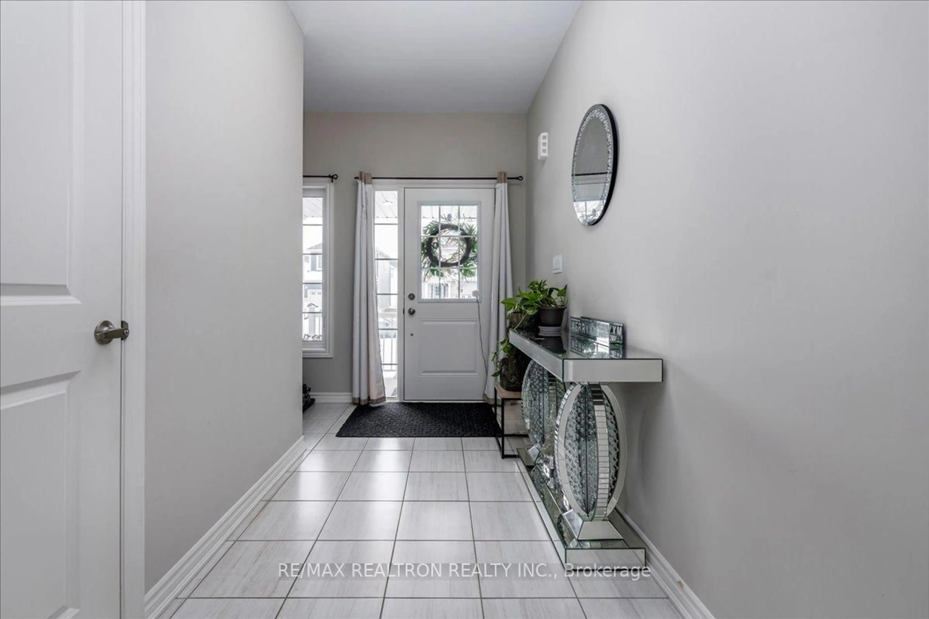 Indoor entryway for 207 Cubitt St, Clearview Ontario L0M 1S0