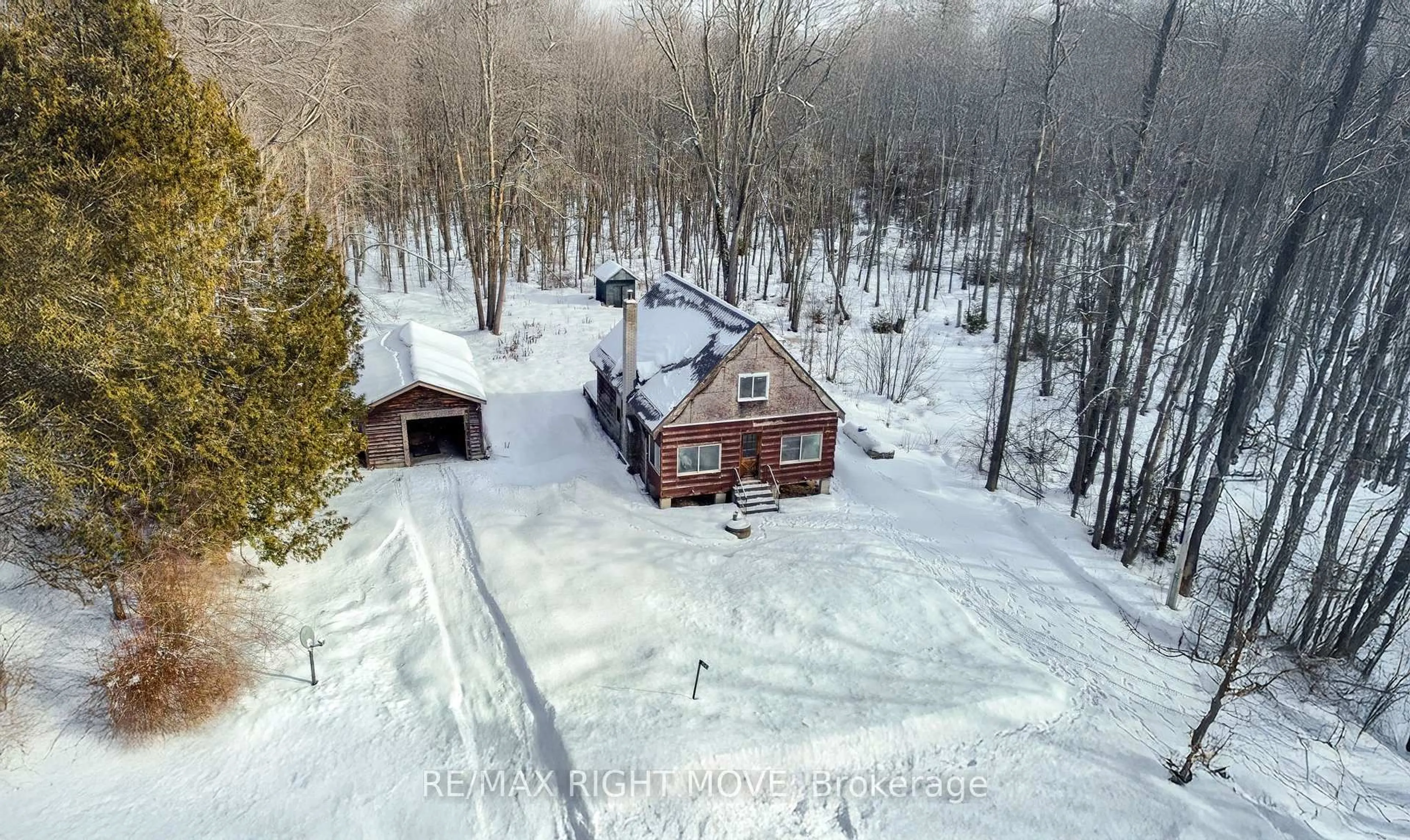 A pic from outside/outdoor area/front of a property/back of a property/a pic from drone, unknown for 3543 Peter St, Ramara Ontario L0K 1B0
