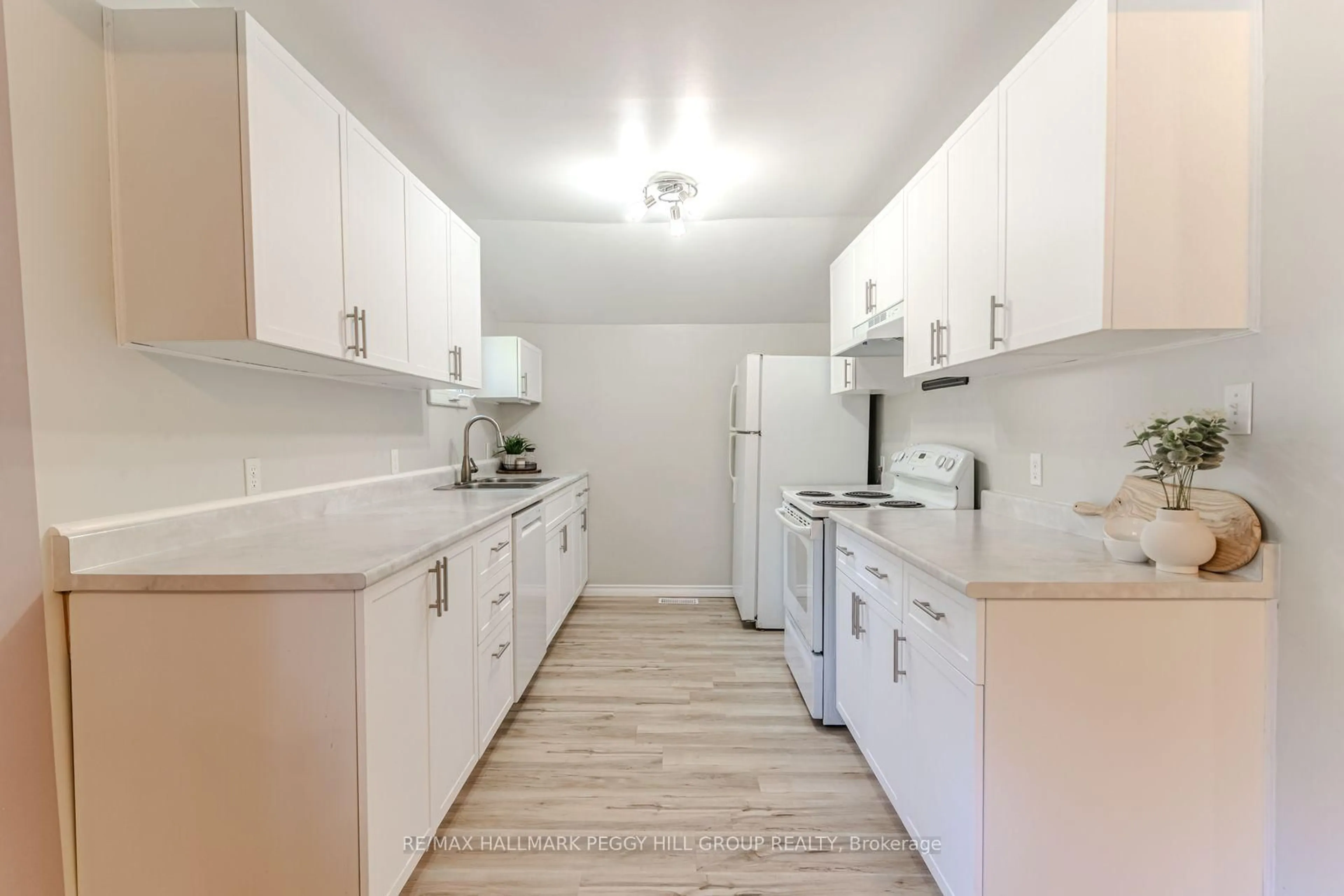 Standard kitchen, unknown for 135 Sixth St, Midland Ontario L4R 3X5