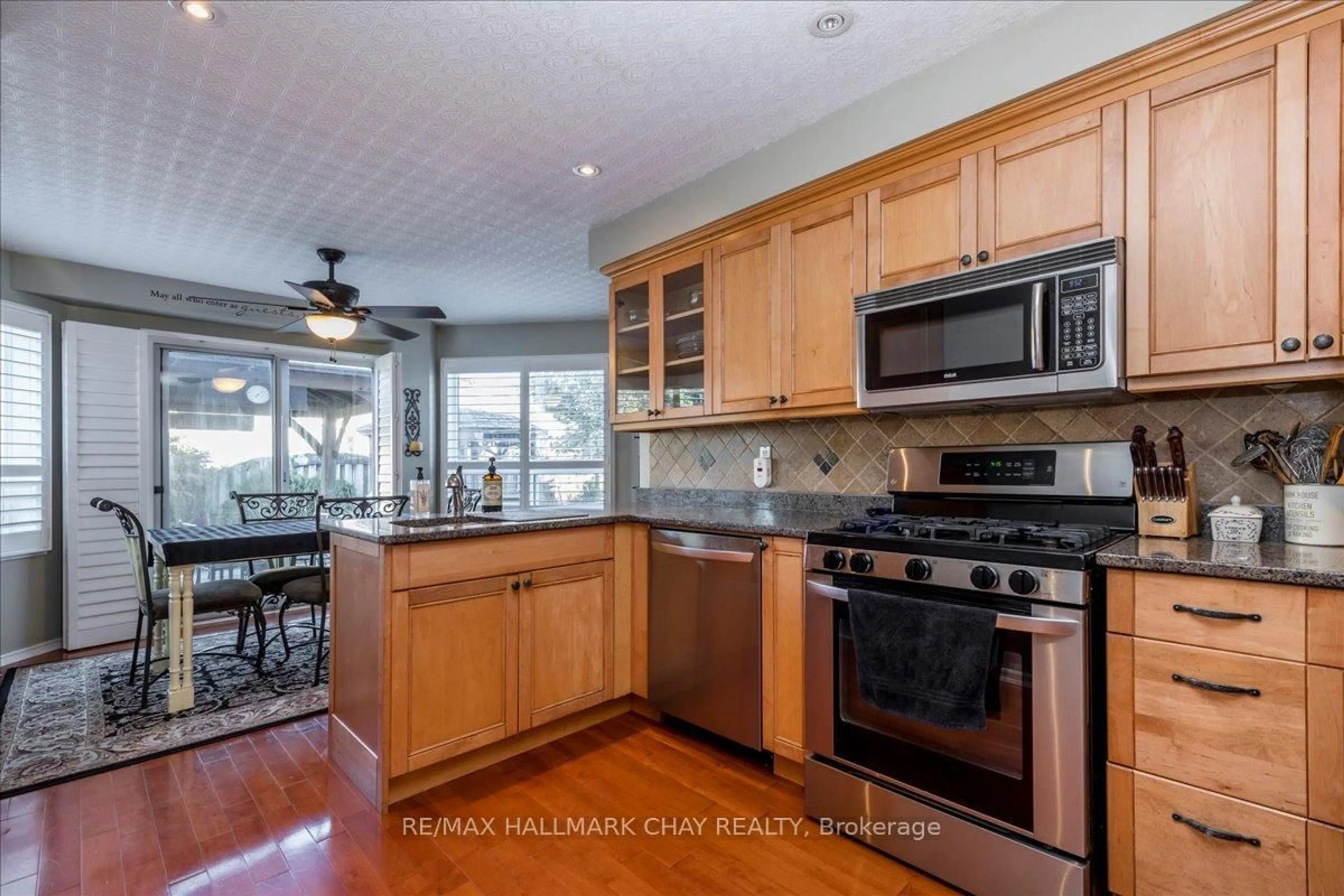 Open concept kitchen, ceramic/tile floor for 21 Barwick Dr, Barrie Ontario L4N 6Z7