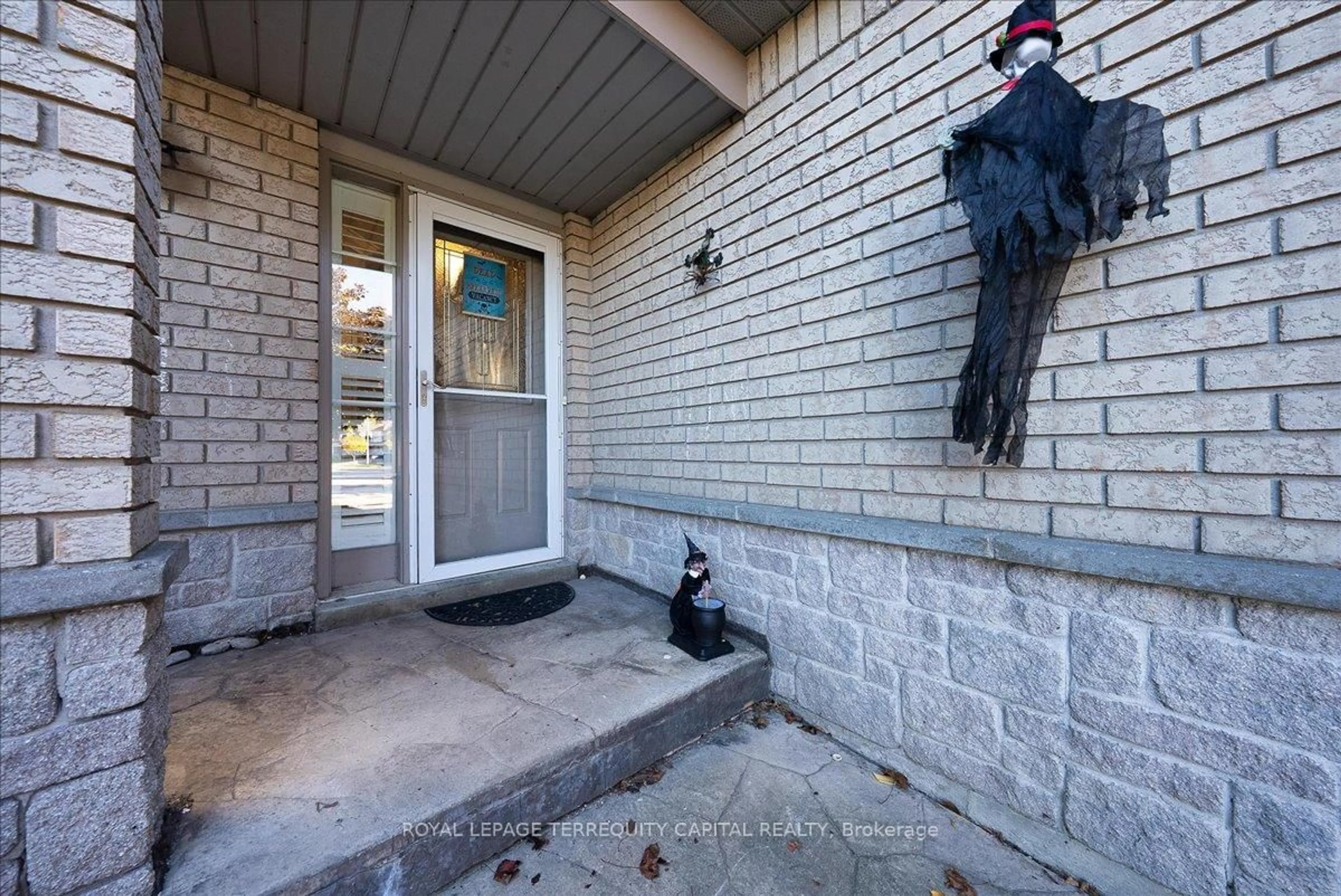 Indoor entryway for 118 Leslie Ave, Barrie Ontario L4N 9P4