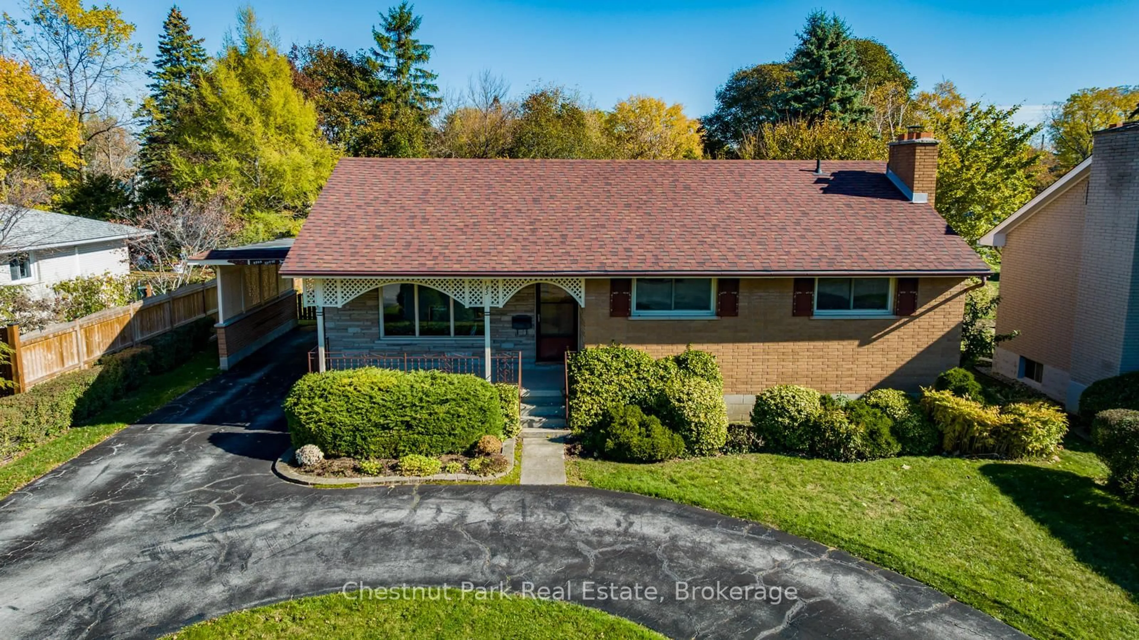 A pic from outside/outdoor area/front of a property/back of a property/a pic from drone, unknown for 185 Walnut St, Collingwood Ontario L9Y 3C7