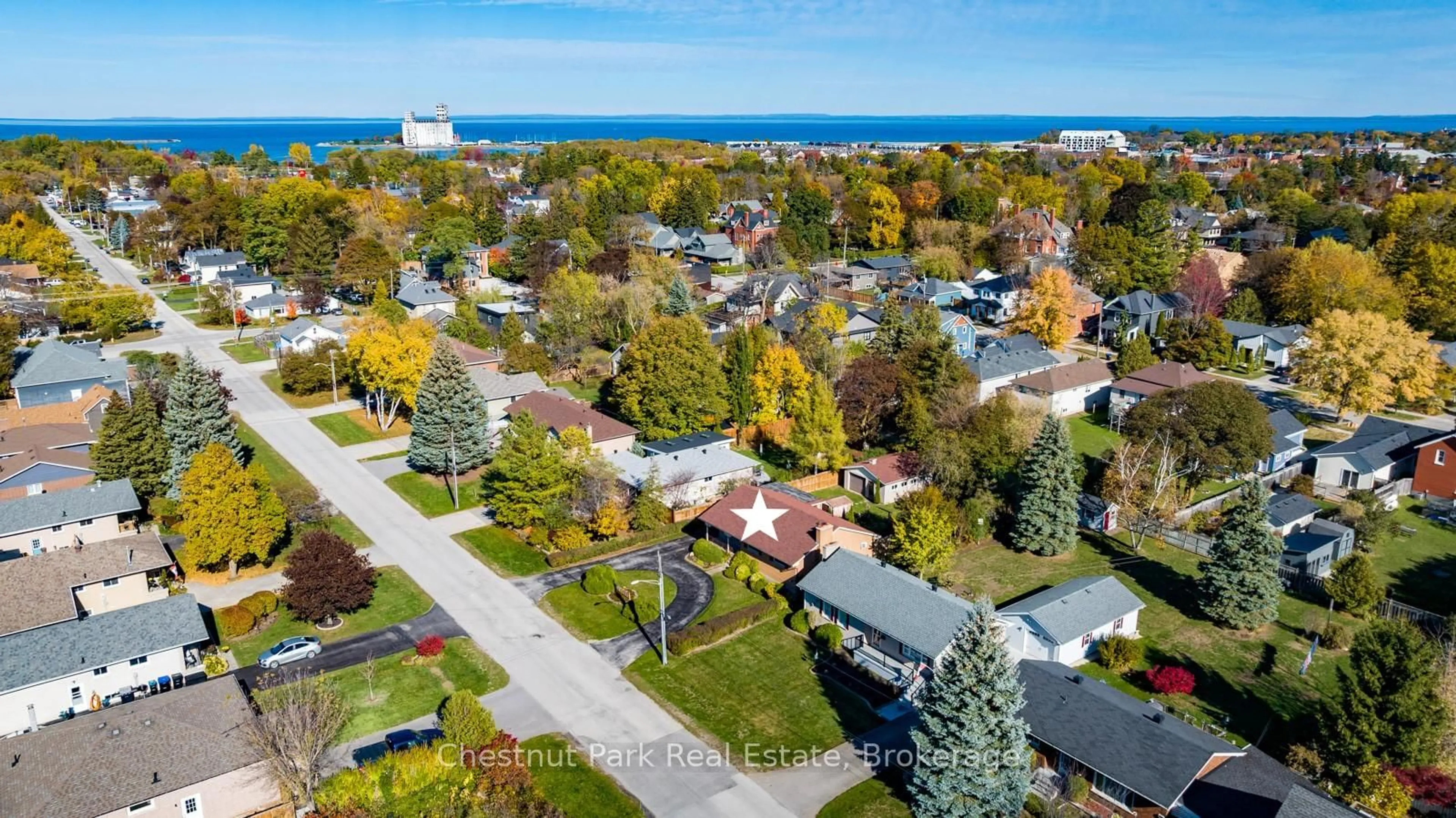A pic from outside/outdoor area/front of a property/back of a property/a pic from drone, street for 185 Walnut St, Collingwood Ontario L9Y 3C7