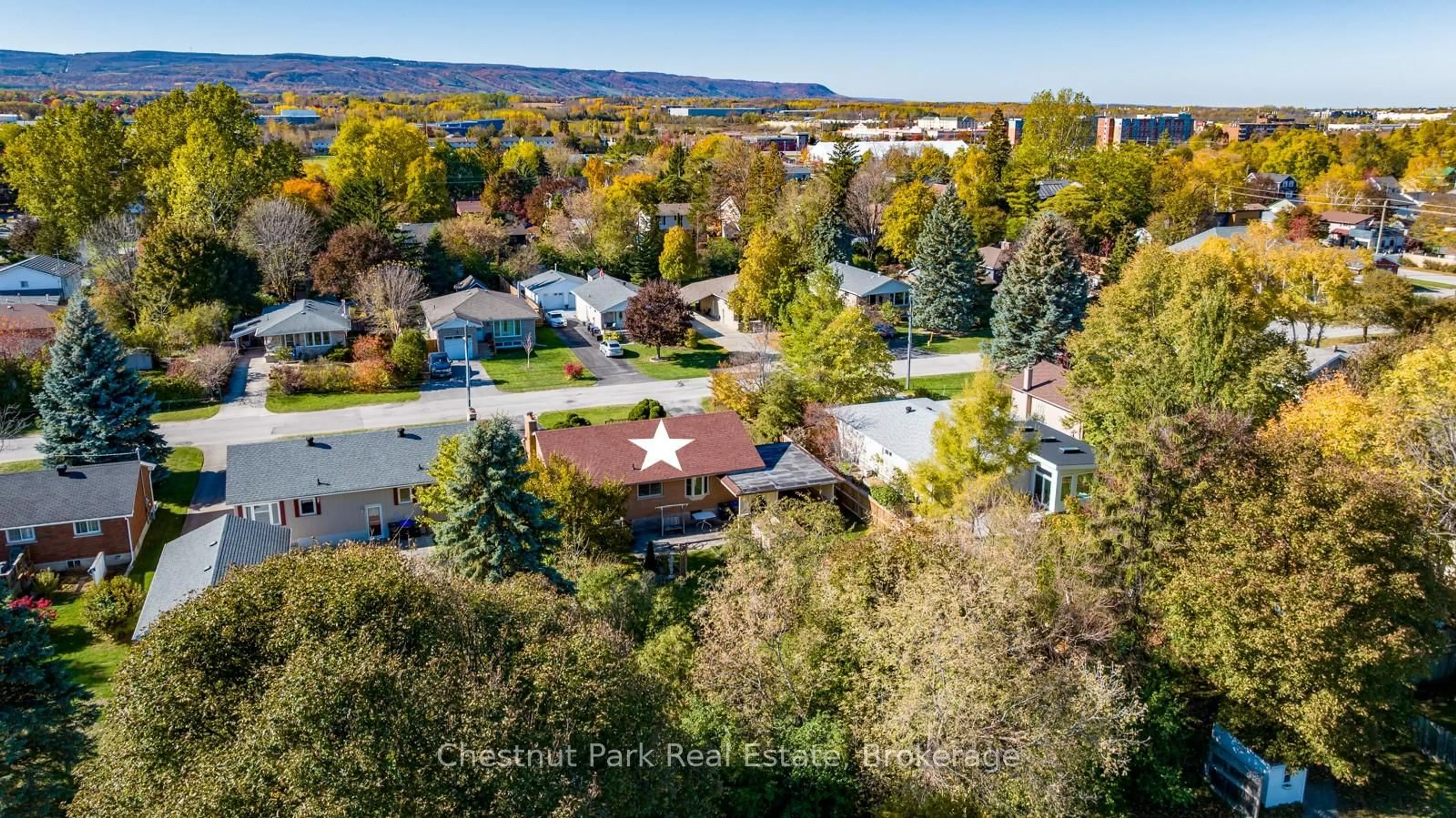 A pic from outside/outdoor area/front of a property/back of a property/a pic from drone, unknown for 185 Walnut St, Collingwood Ontario L9Y 3C7