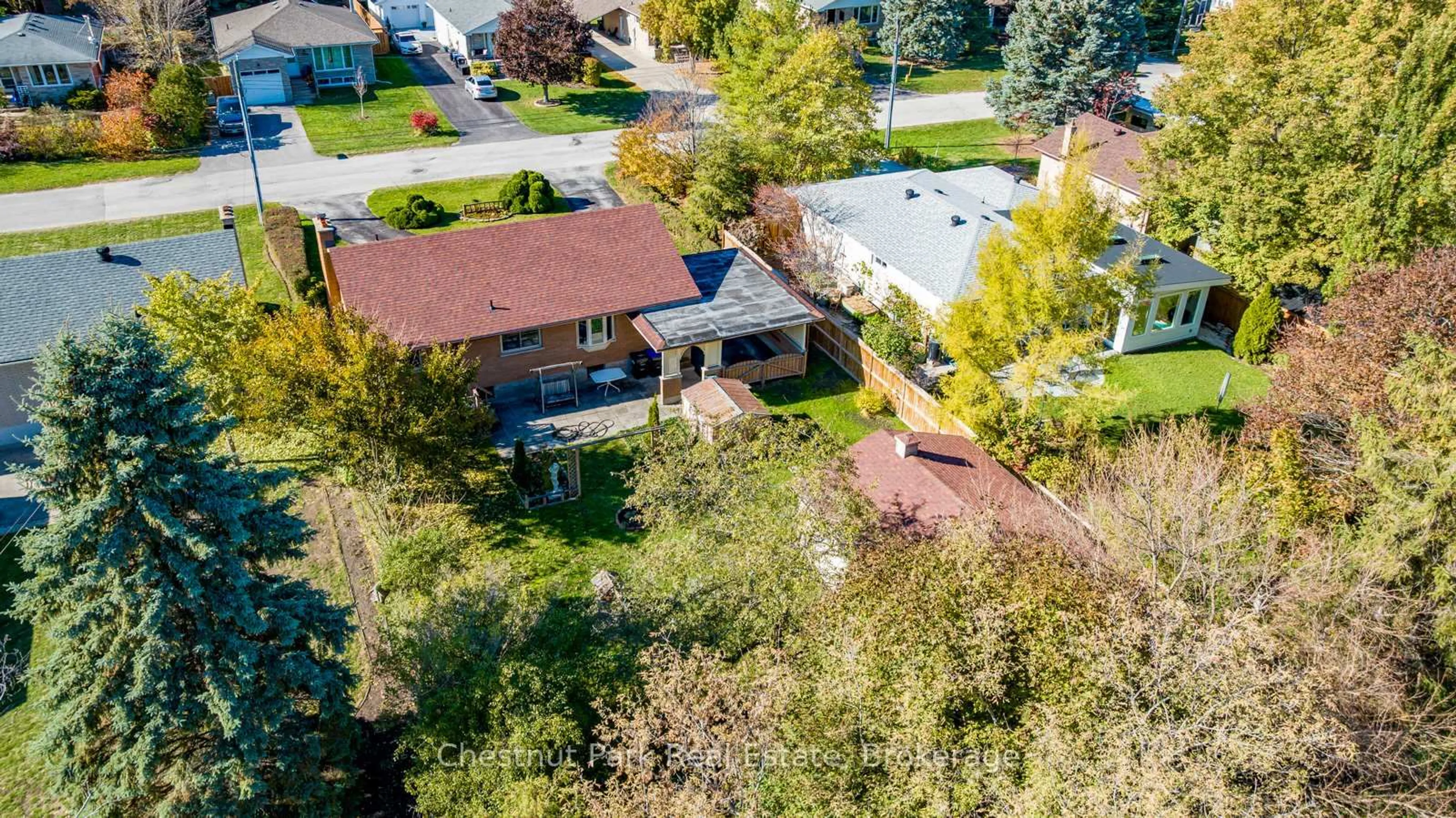 A pic from outside/outdoor area/front of a property/back of a property/a pic from drone, street for 185 Walnut St, Collingwood Ontario L9Y 3C7