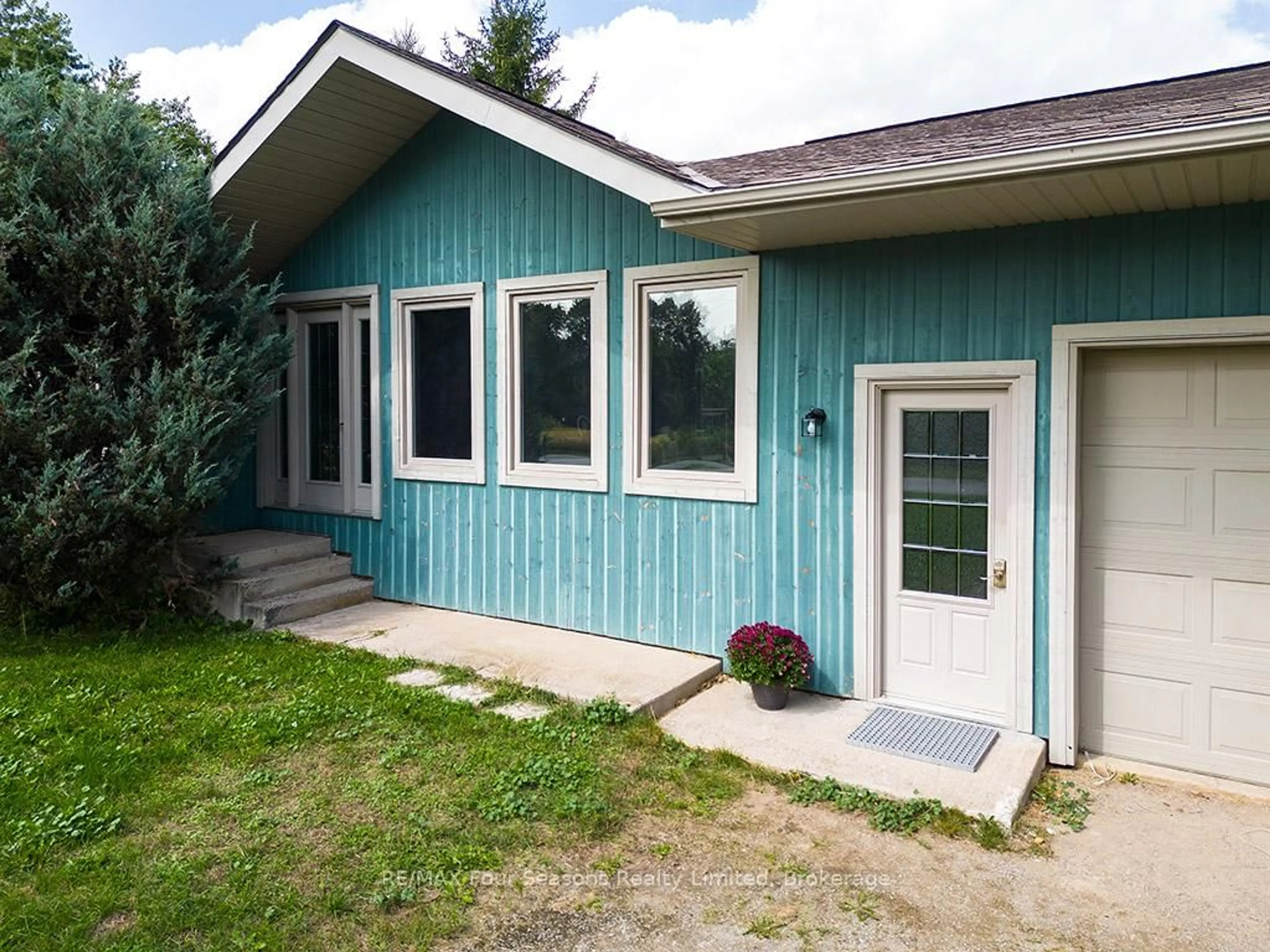 Home with vinyl exterior material, street for 98 George St, Clearview Ontario L0M 1G0