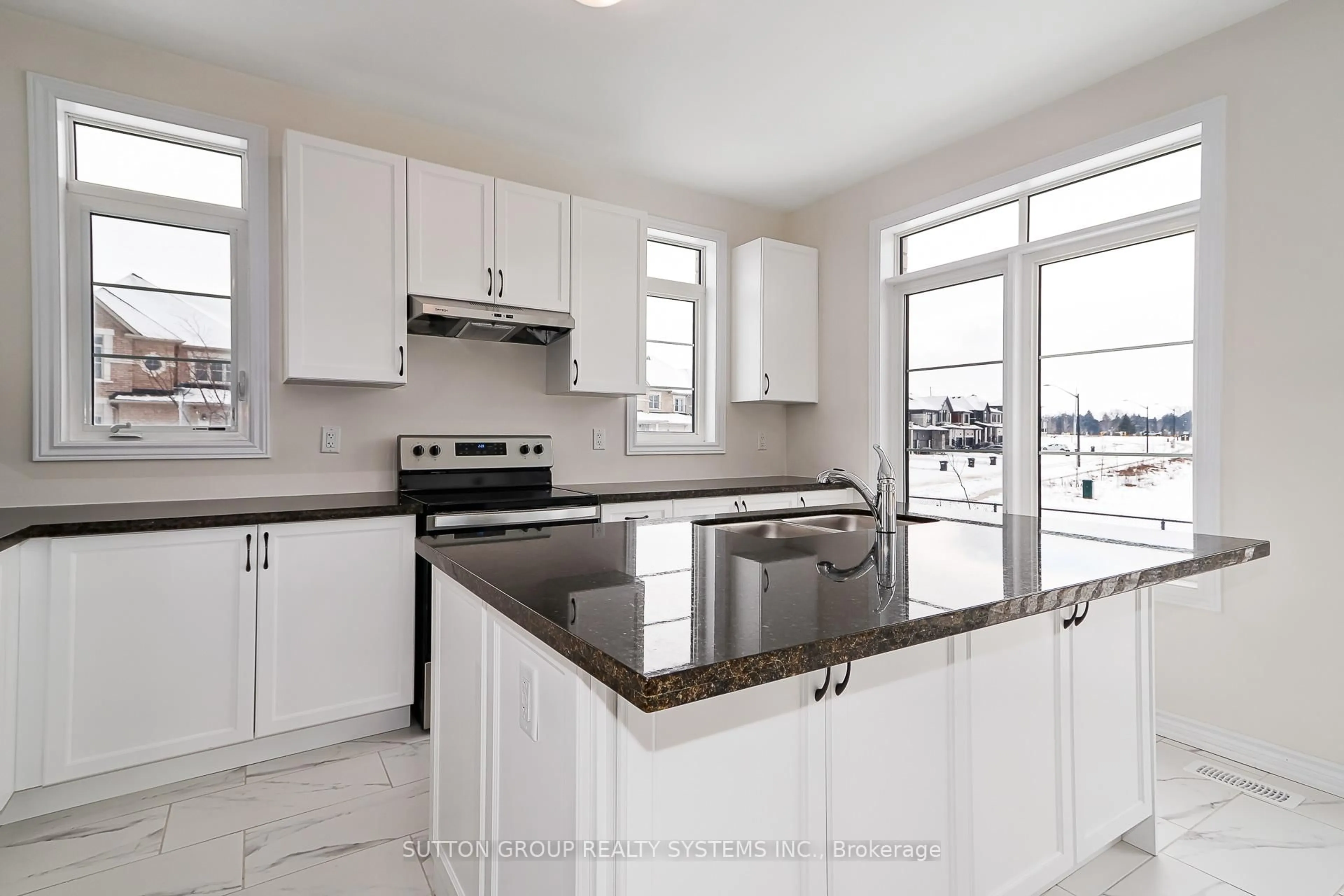 Open concept kitchen, ceramic/tile floor for 31 Nicort Rd, Wasaga Beach Ontario L9Z 0N1