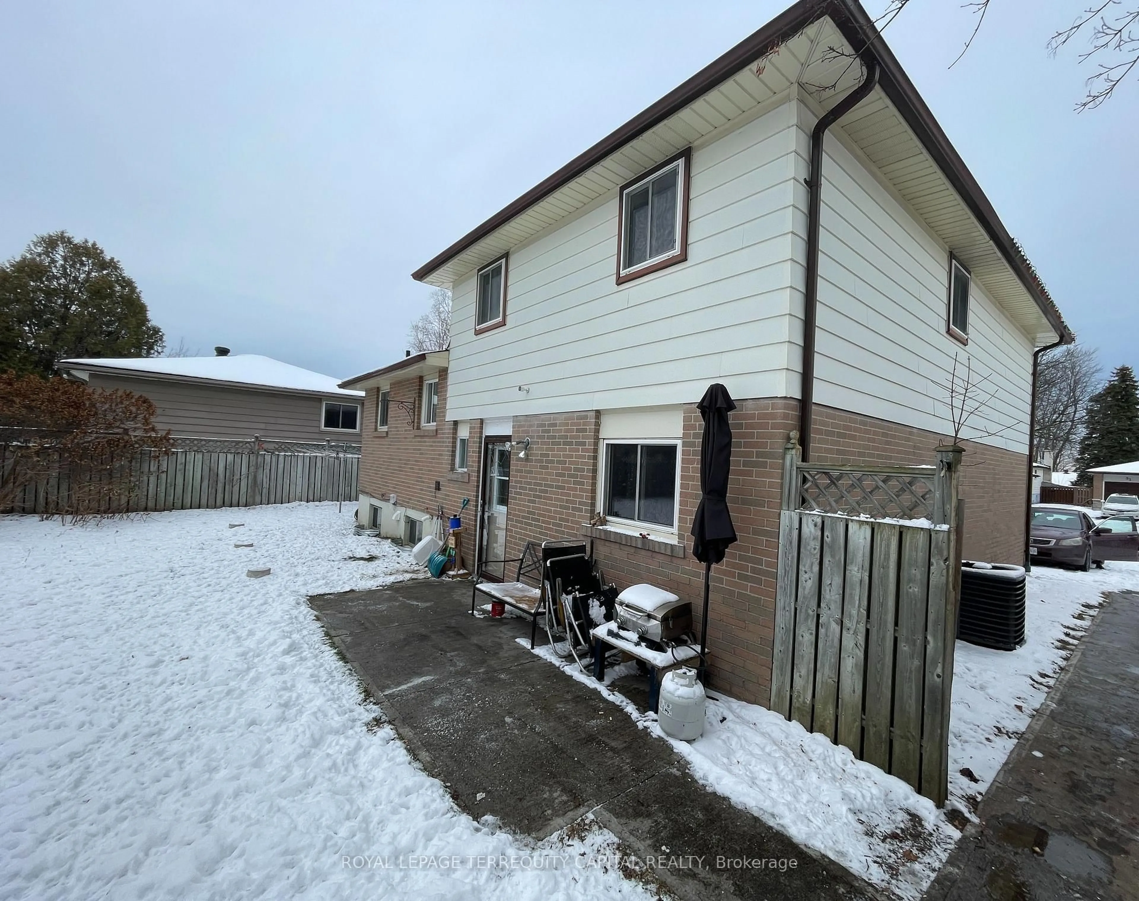 A pic from outside/outdoor area/front of a property/back of a property/a pic from drone, street for 30 Thorncrest Rd, Barrie Ontario L4N 3P9