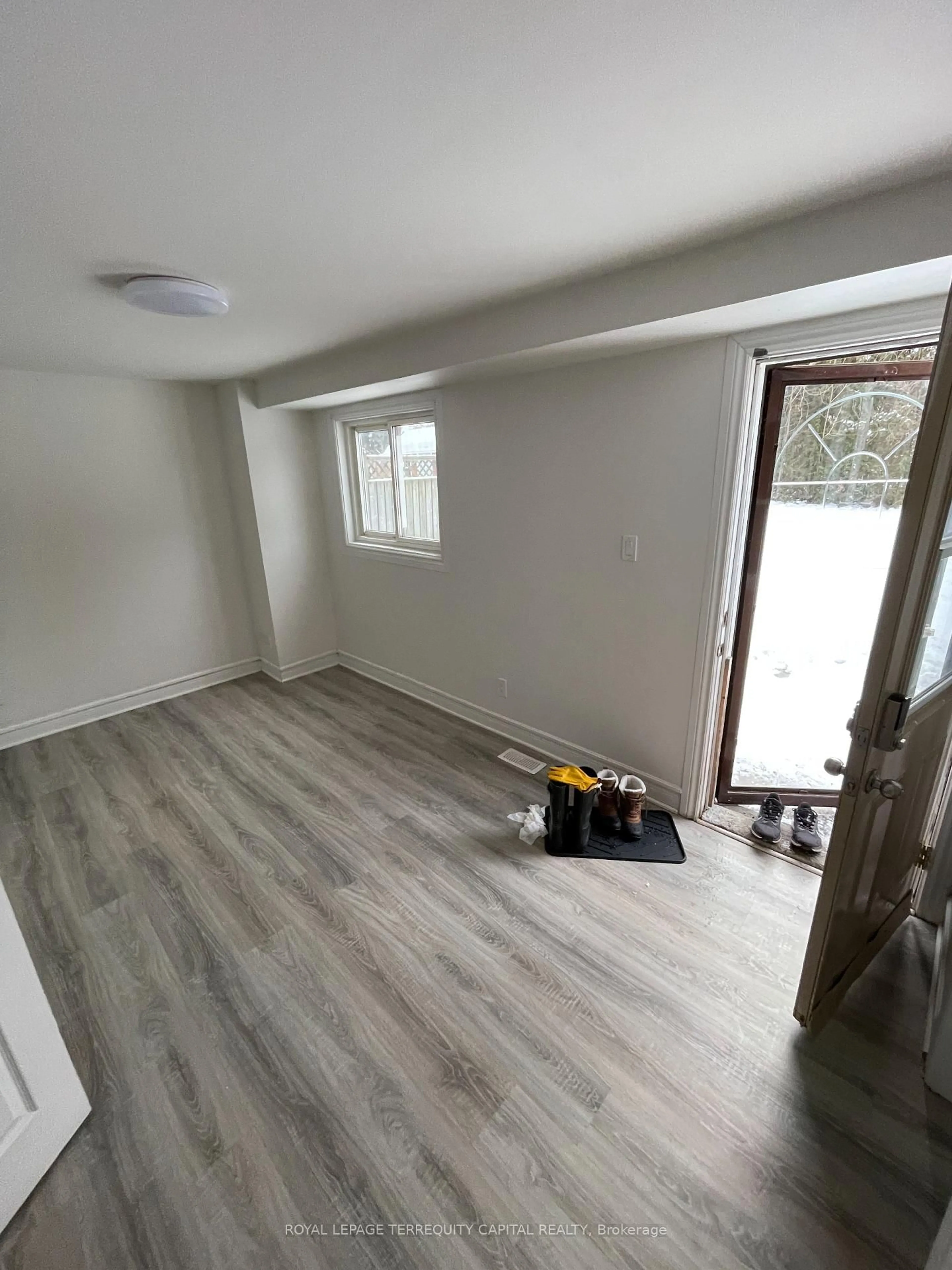 A pic of a room for 30 Thorncrest Rd, Barrie Ontario L4N 3P9