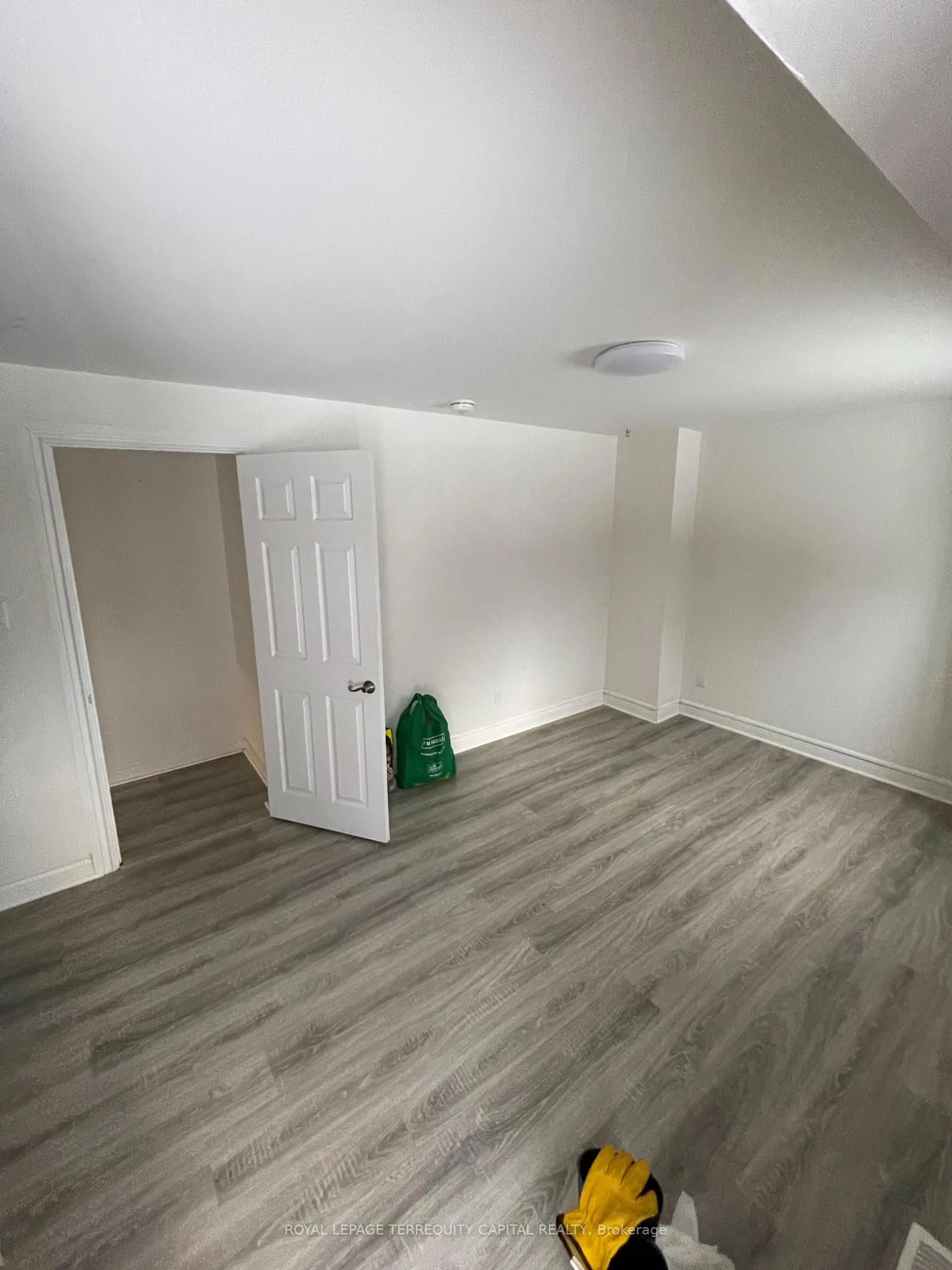 A pic of a room for 30 Thorncrest Rd, Barrie Ontario L4N 3P9