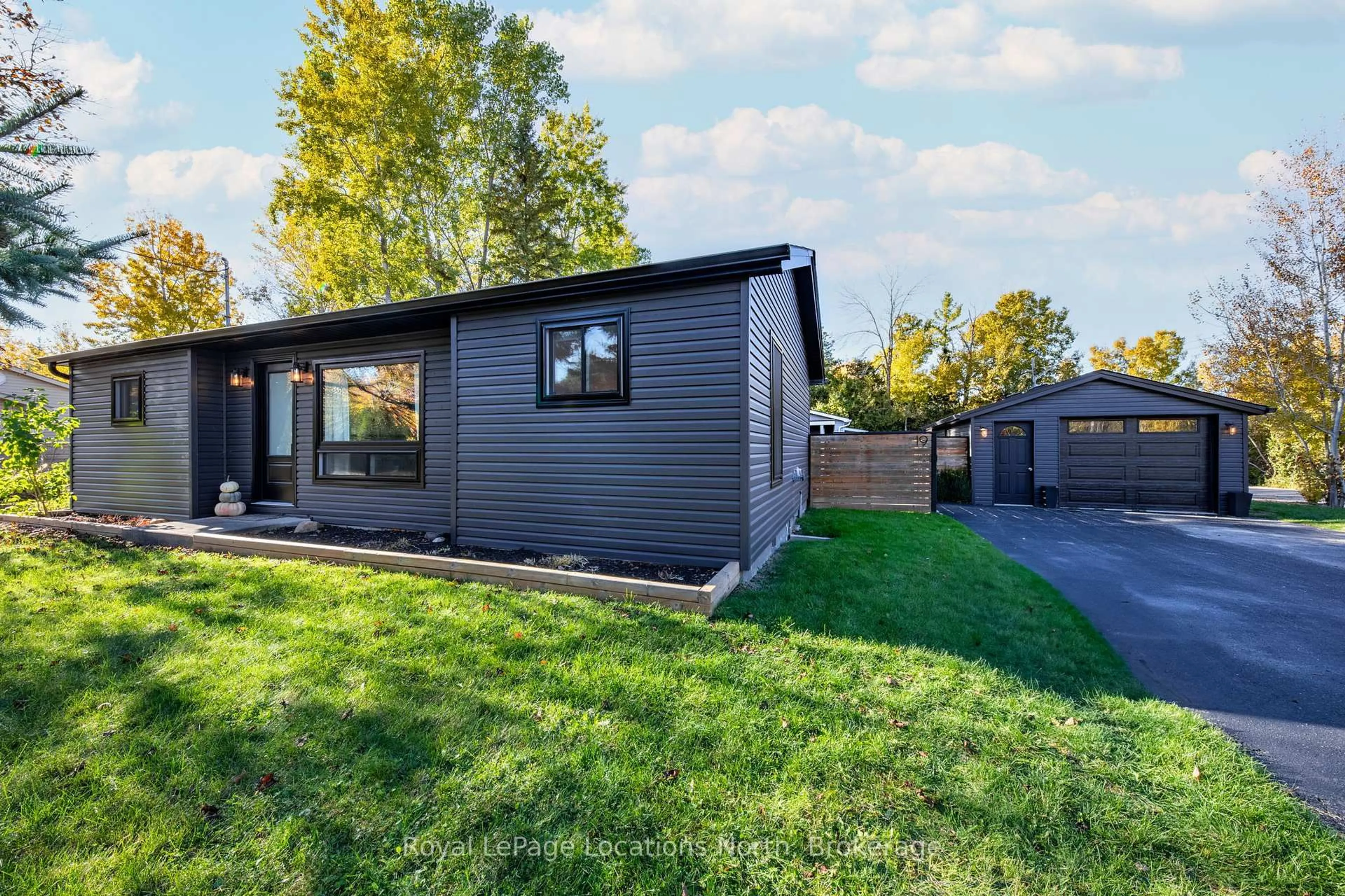 Home with vinyl exterior material, street for 19 Dell Parr Ave, Collingwood Ontario L9Y 0X2