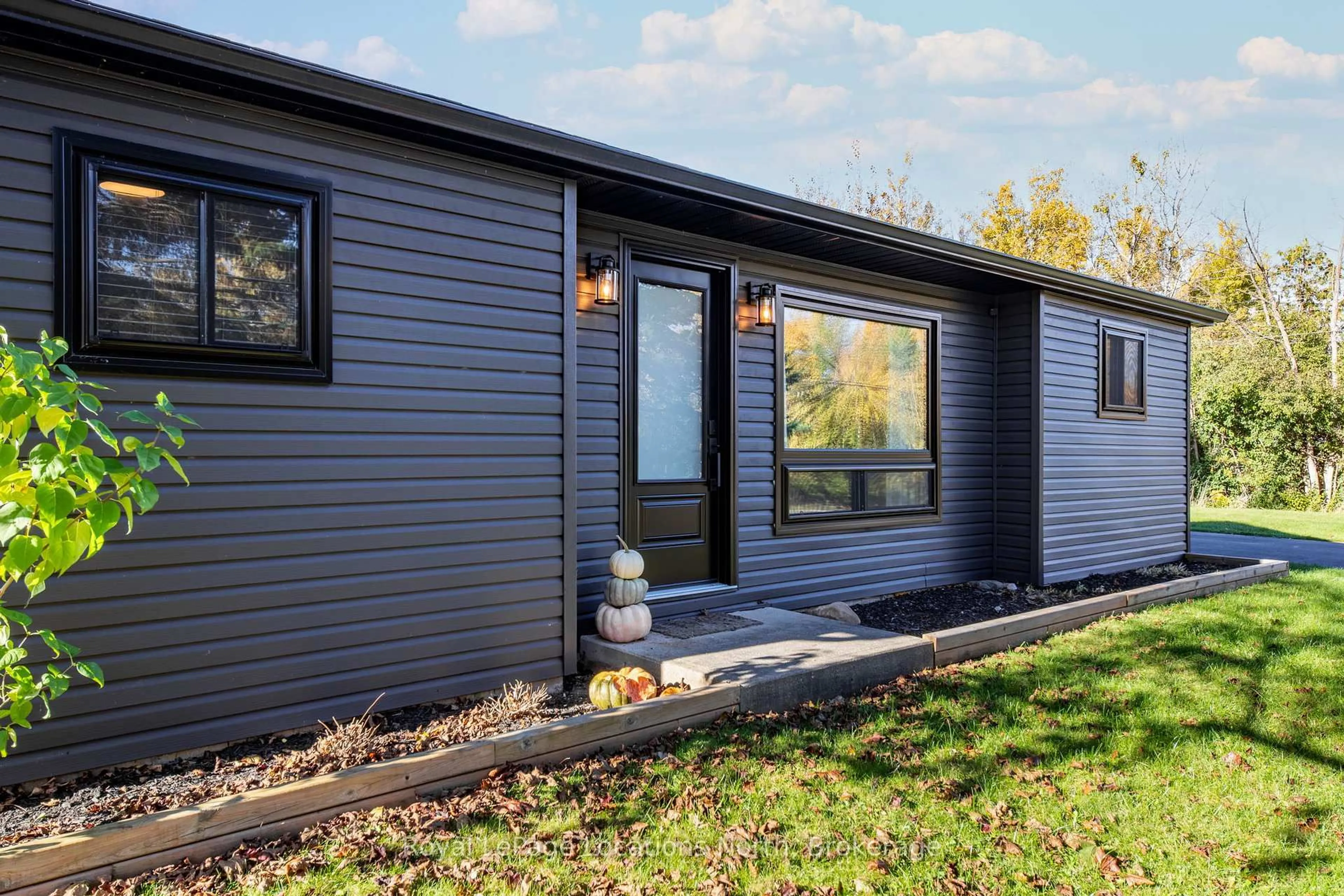 Home with vinyl exterior material, street for 19 Dell Parr Ave, Collingwood Ontario L9Y 0X2