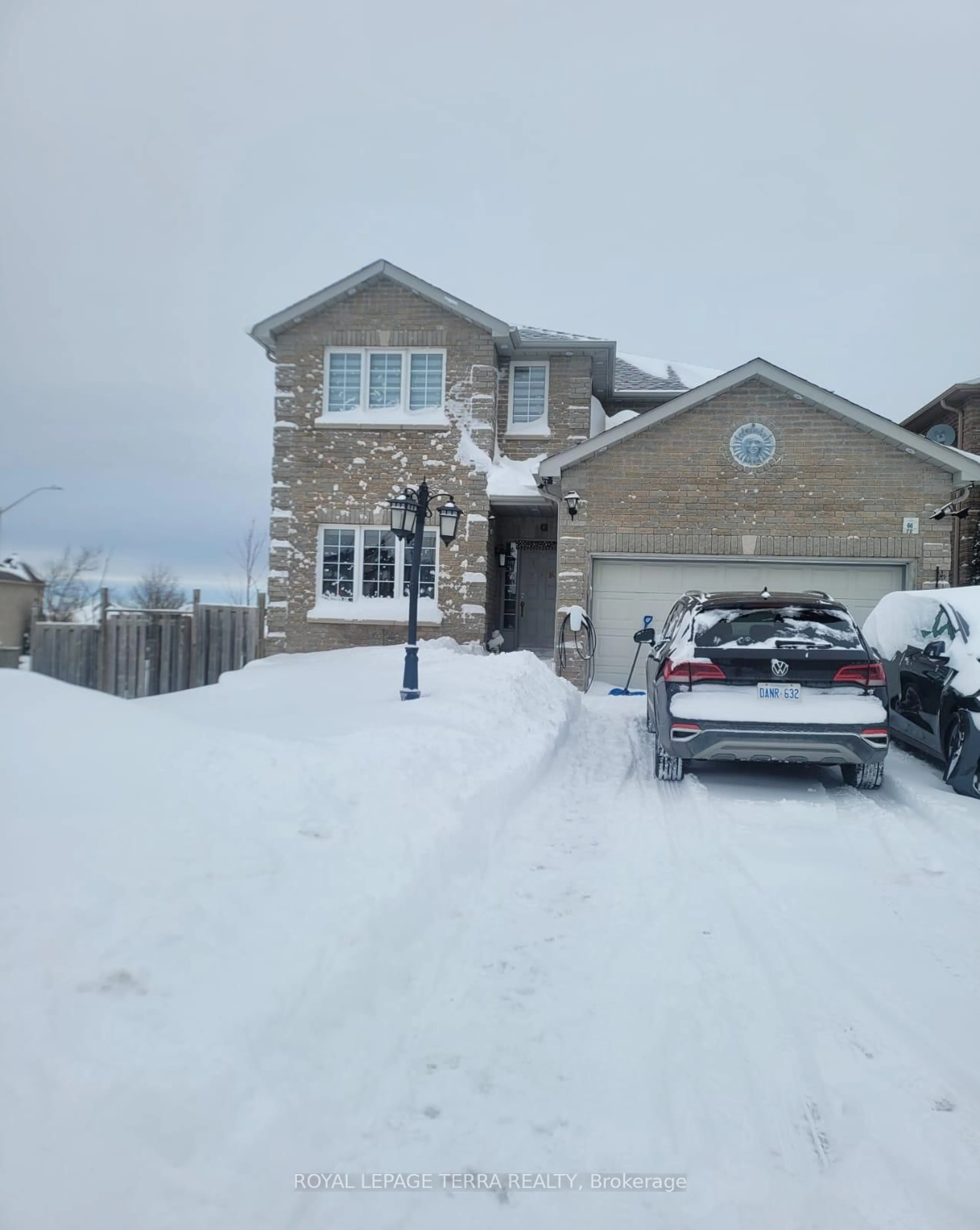 A pic from outside/outdoor area/front of a property/back of a property/a pic from drone, street for 72 Jessica Dr, Barrie Ontario L4N 5Y9