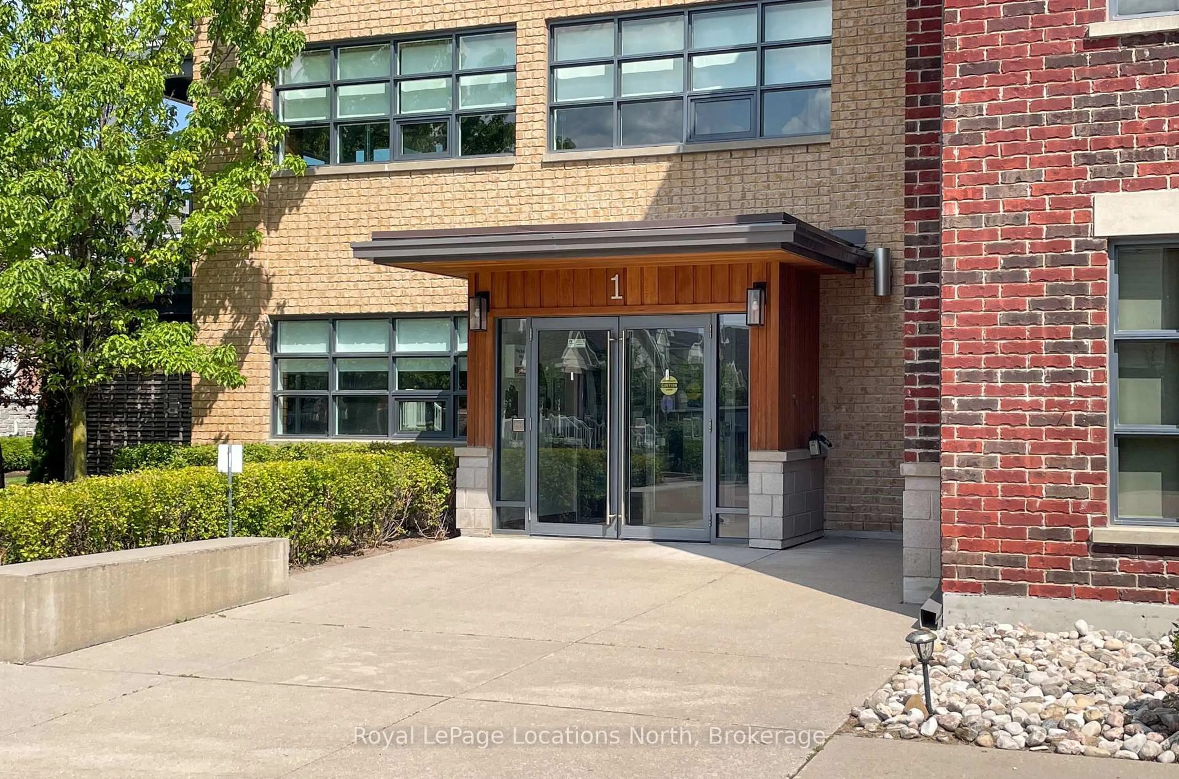 Indoor foyer for 1 Shipyard Lane #303, Collingwood Ontario L9Y 0W2