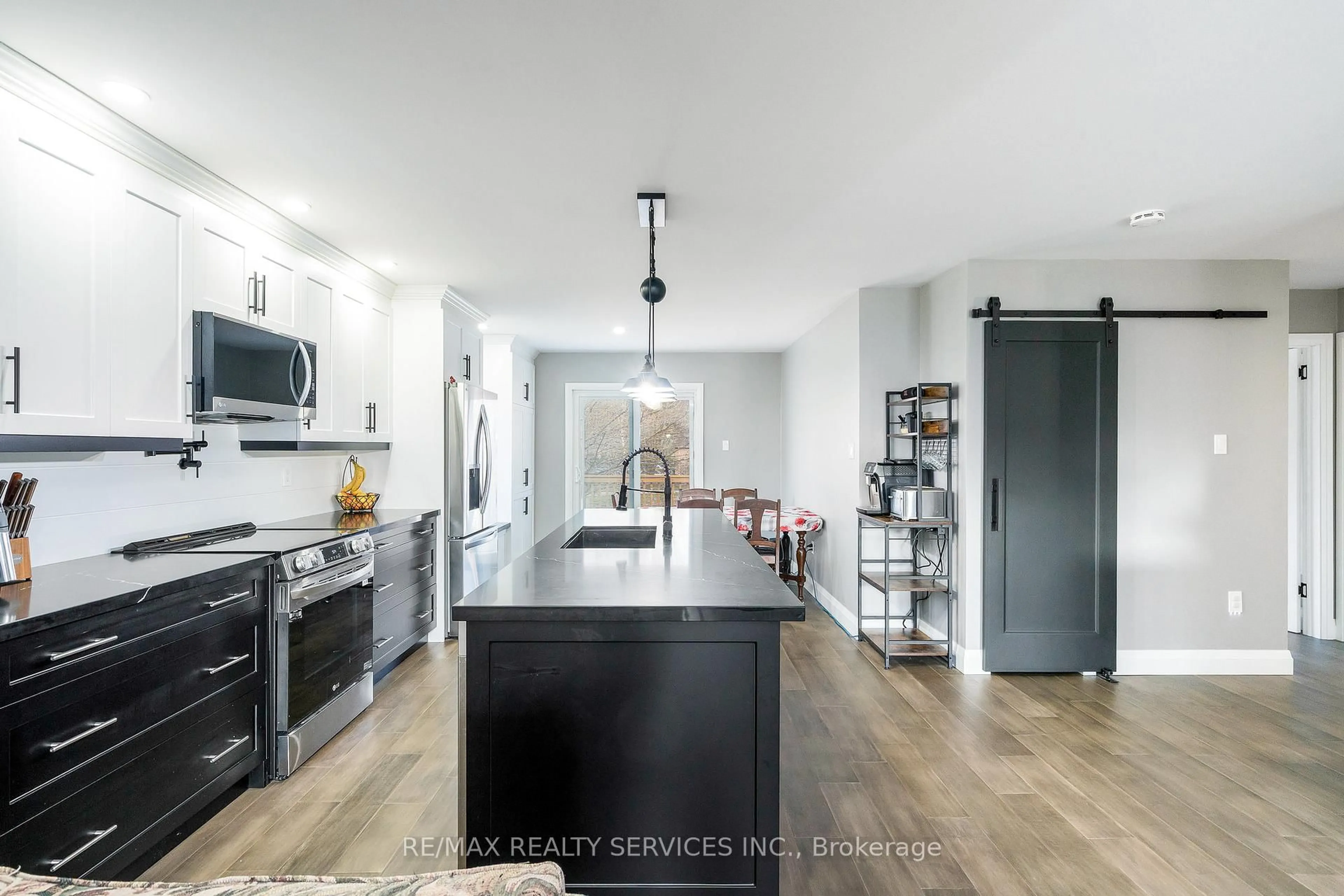 Open concept kitchen, ceramic/tile floor for 1 Acorn Cres, Wasaga Beach Ontario L9Z 1B7