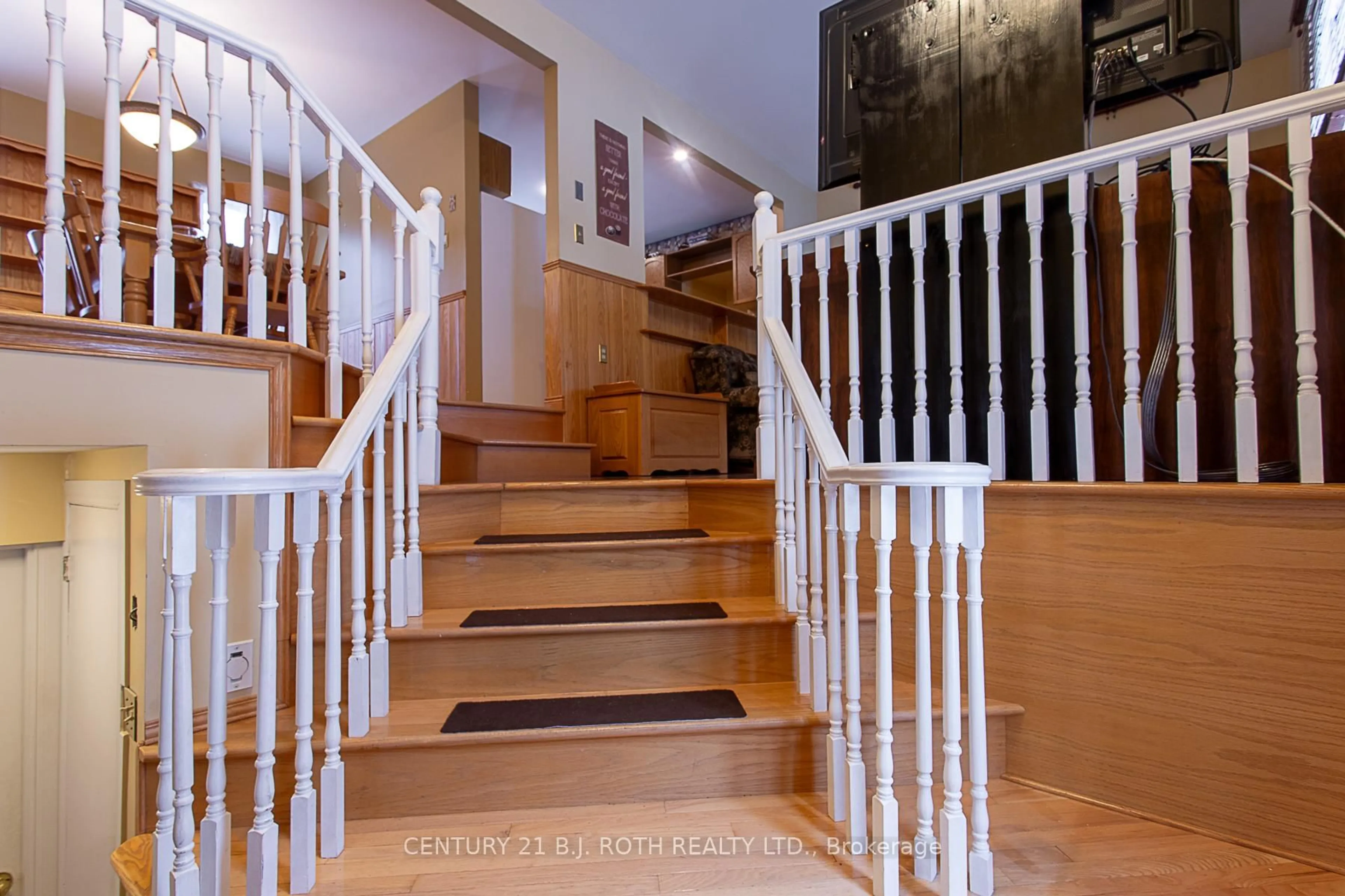 Indoor foyer for 471 Scarlett Line, Oro-Medonte Ontario L0L 1V0