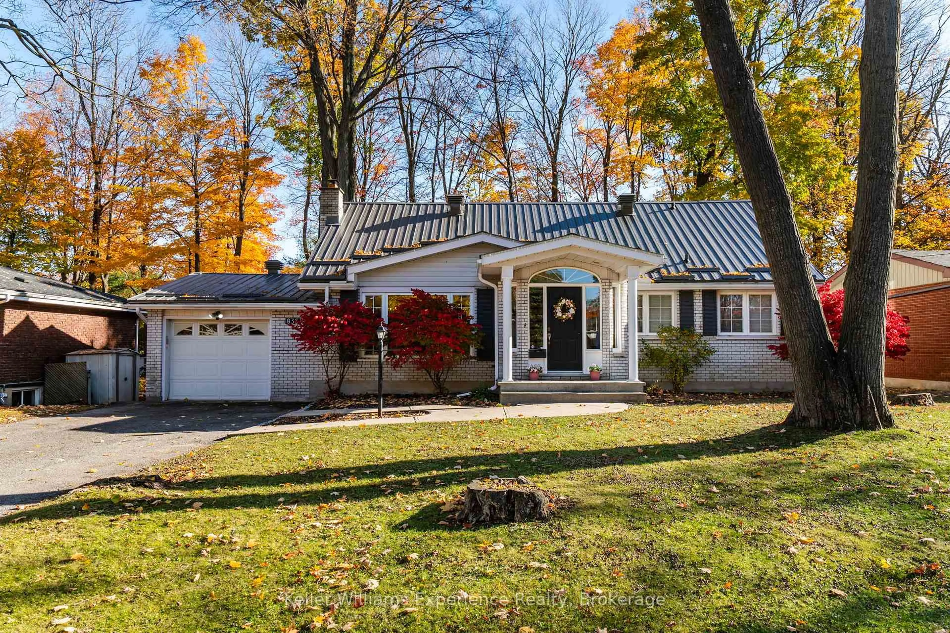 Home with vinyl exterior material, street for 835 Dominion Ave, Midland Ontario L4R 1S6