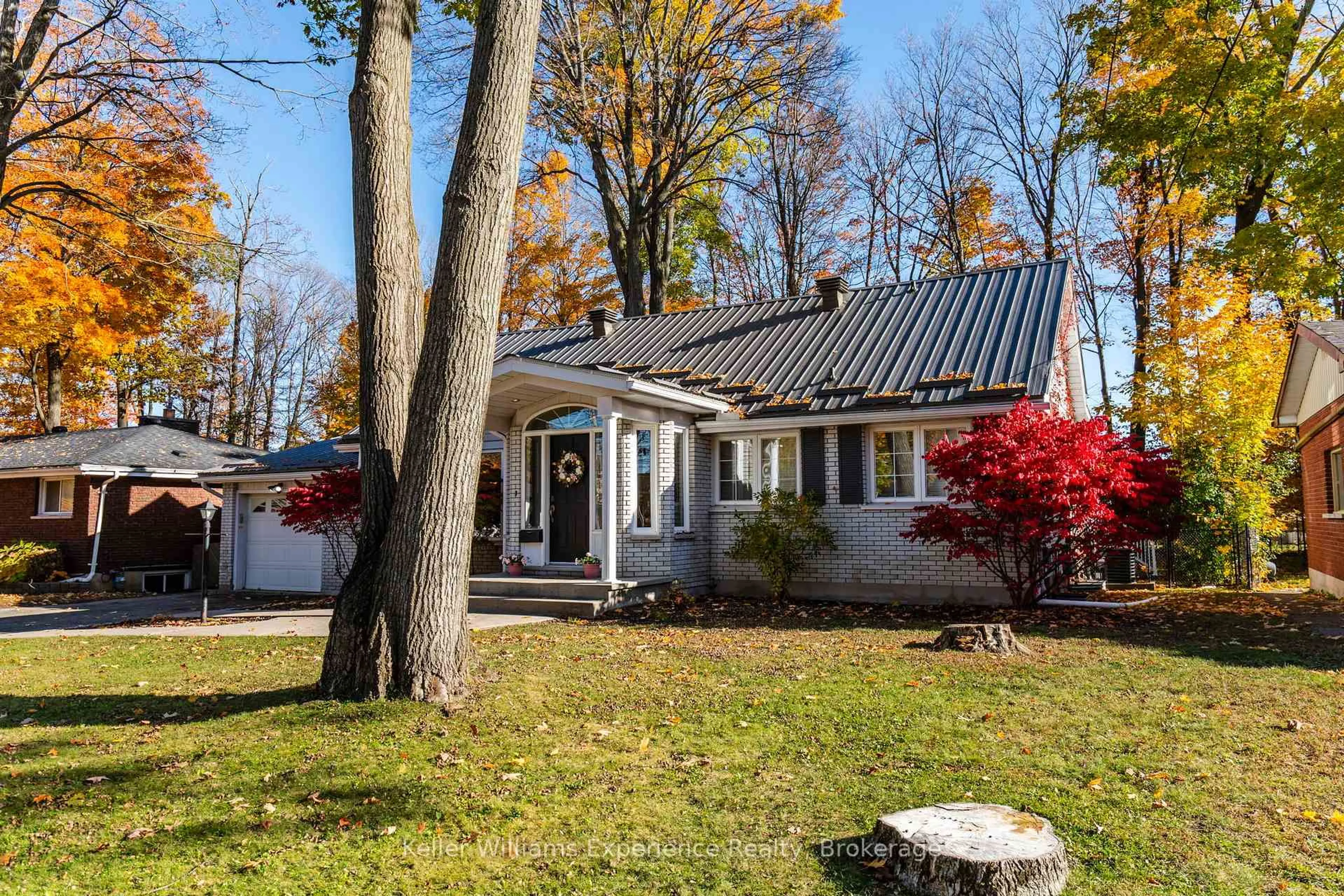 Home with vinyl exterior material, street for 835 Dominion Ave, Midland Ontario L4R 1S6