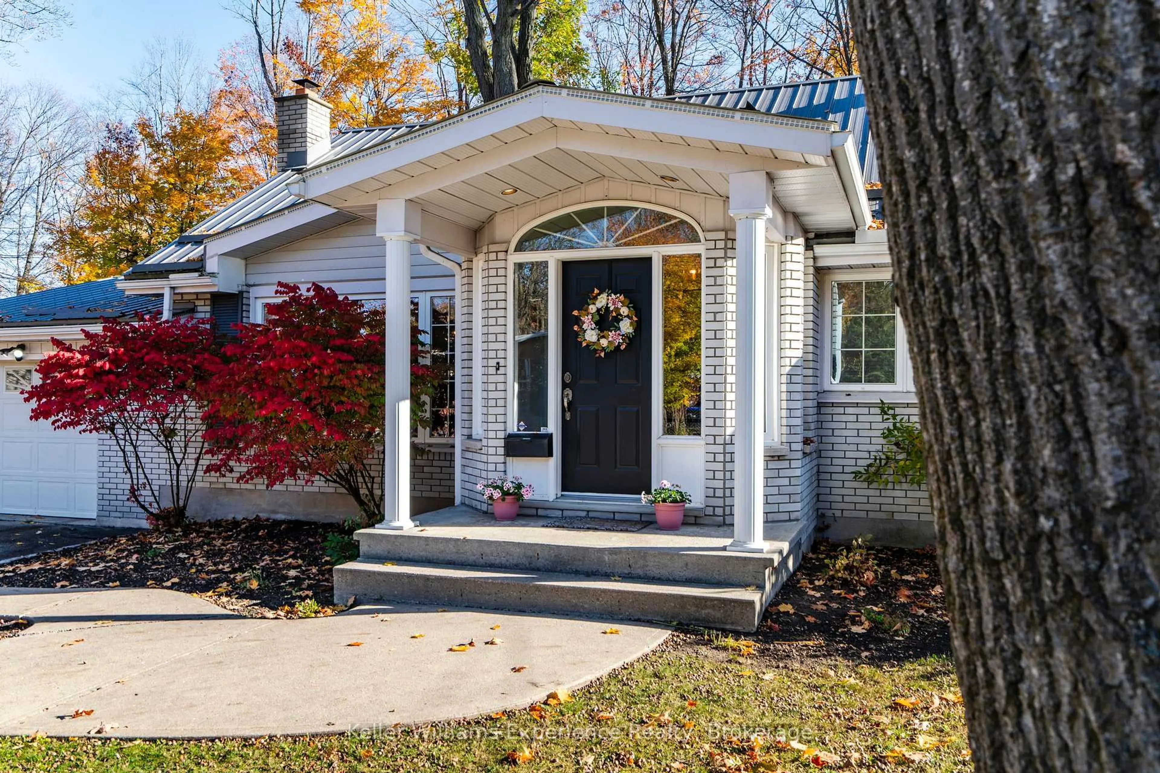 Home with vinyl exterior material, street for 835 Dominion Ave, Midland Ontario L4R 1S6