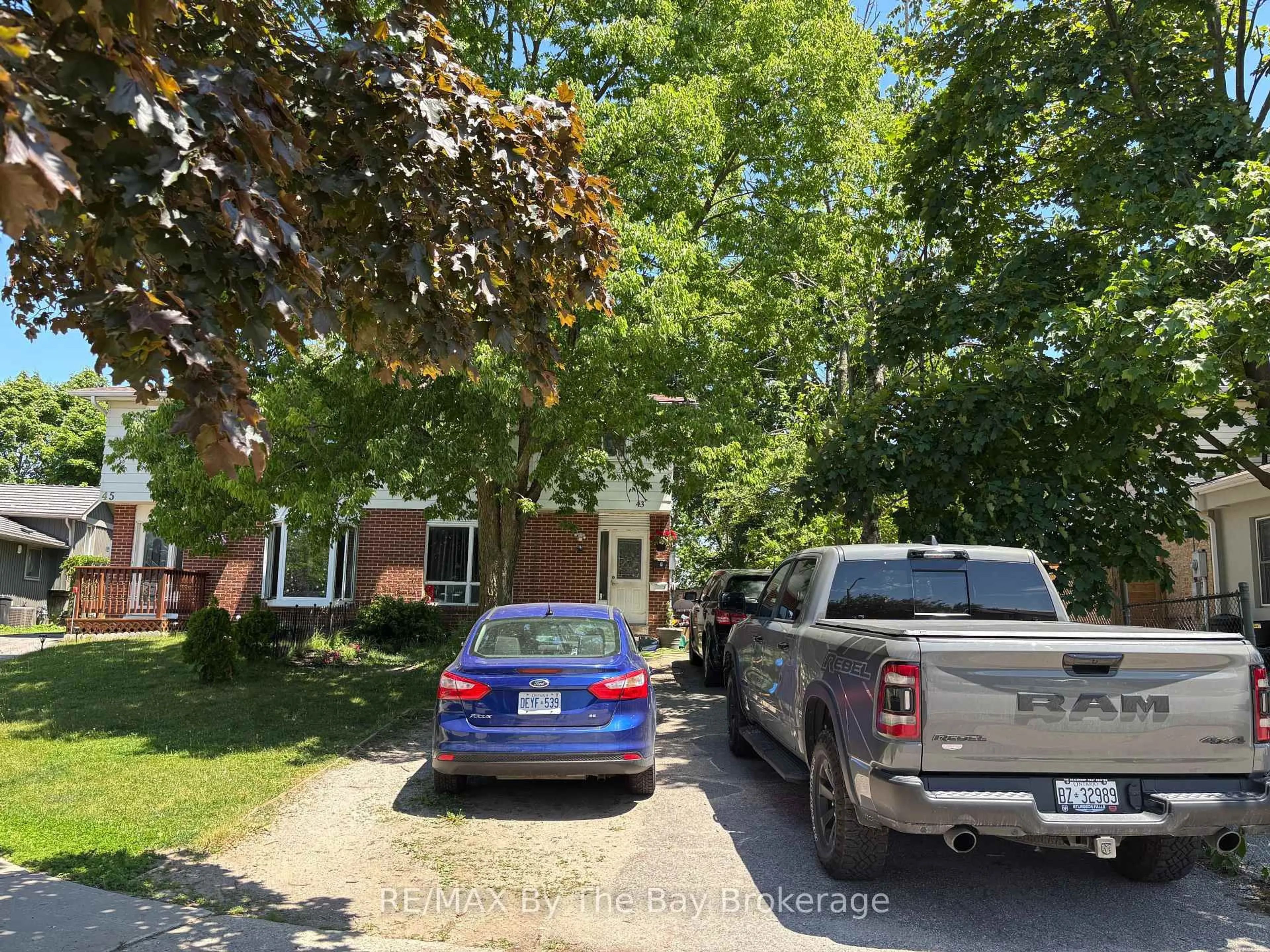 A pic from outside/outdoor area/front of a property/back of a property/a pic from drone, street for 43 Christie Cres, Barrie Ontario L4N 4V2