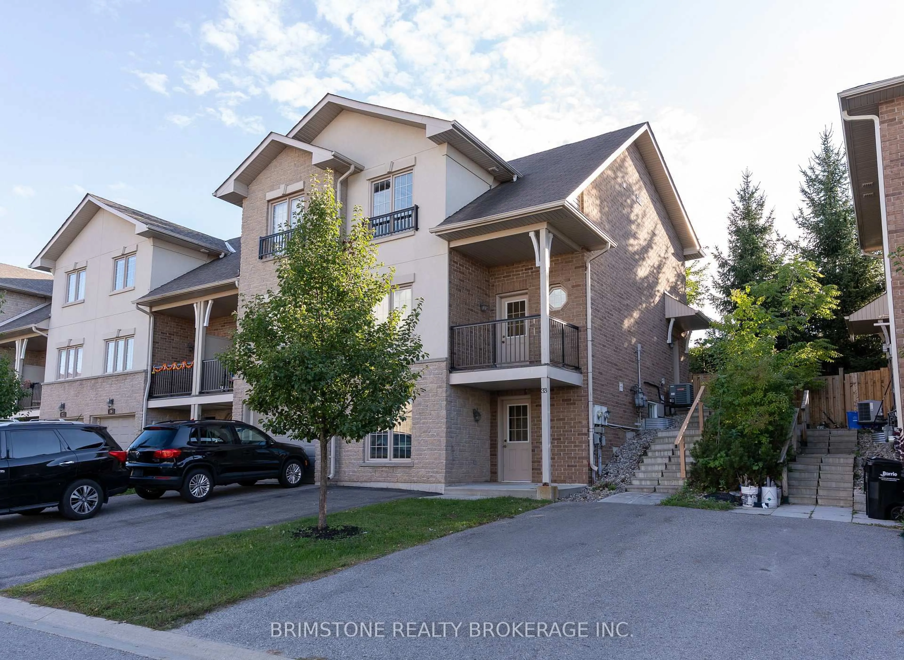 A pic from outside/outdoor area/front of a property/back of a property/a pic from drone, street for 175 Stanley St ##33 / #34, Barrie Ontario L4M 0G2