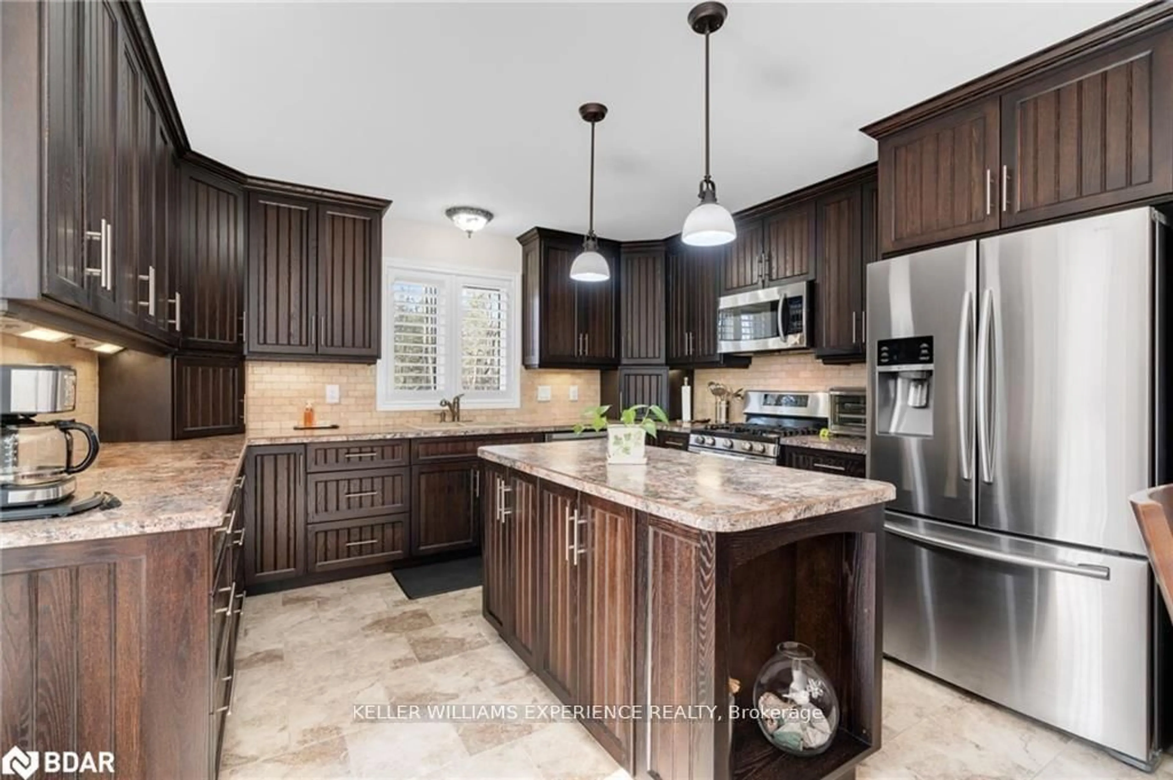Open concept kitchen, ceramic/tile floor for 5305 Line 7, Oro-Medonte Ontario L0K 1N0