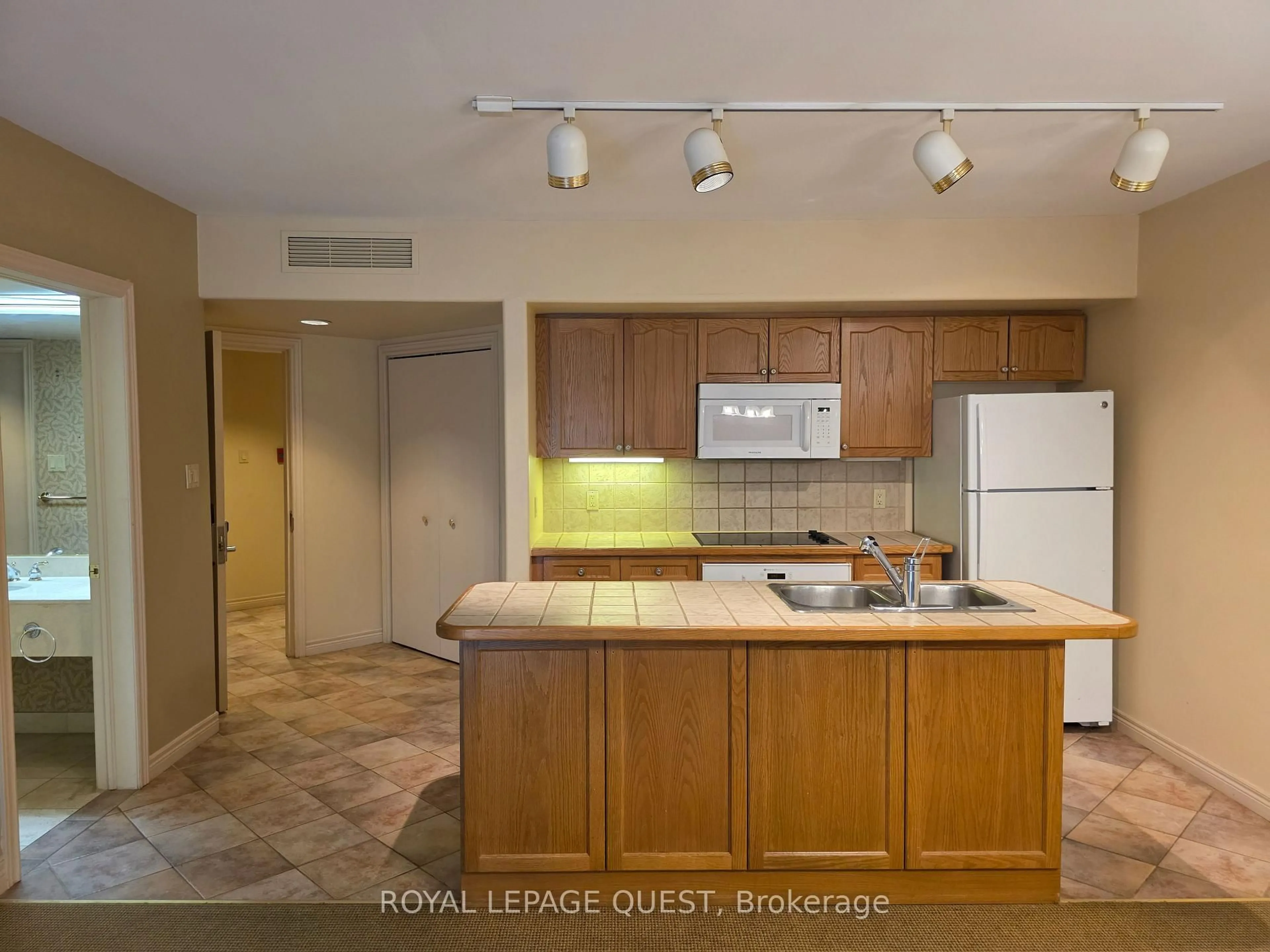 Standard kitchen, unknown for 90 Highland Dr #2316, Oro-Medonte Ontario L0L 2L0