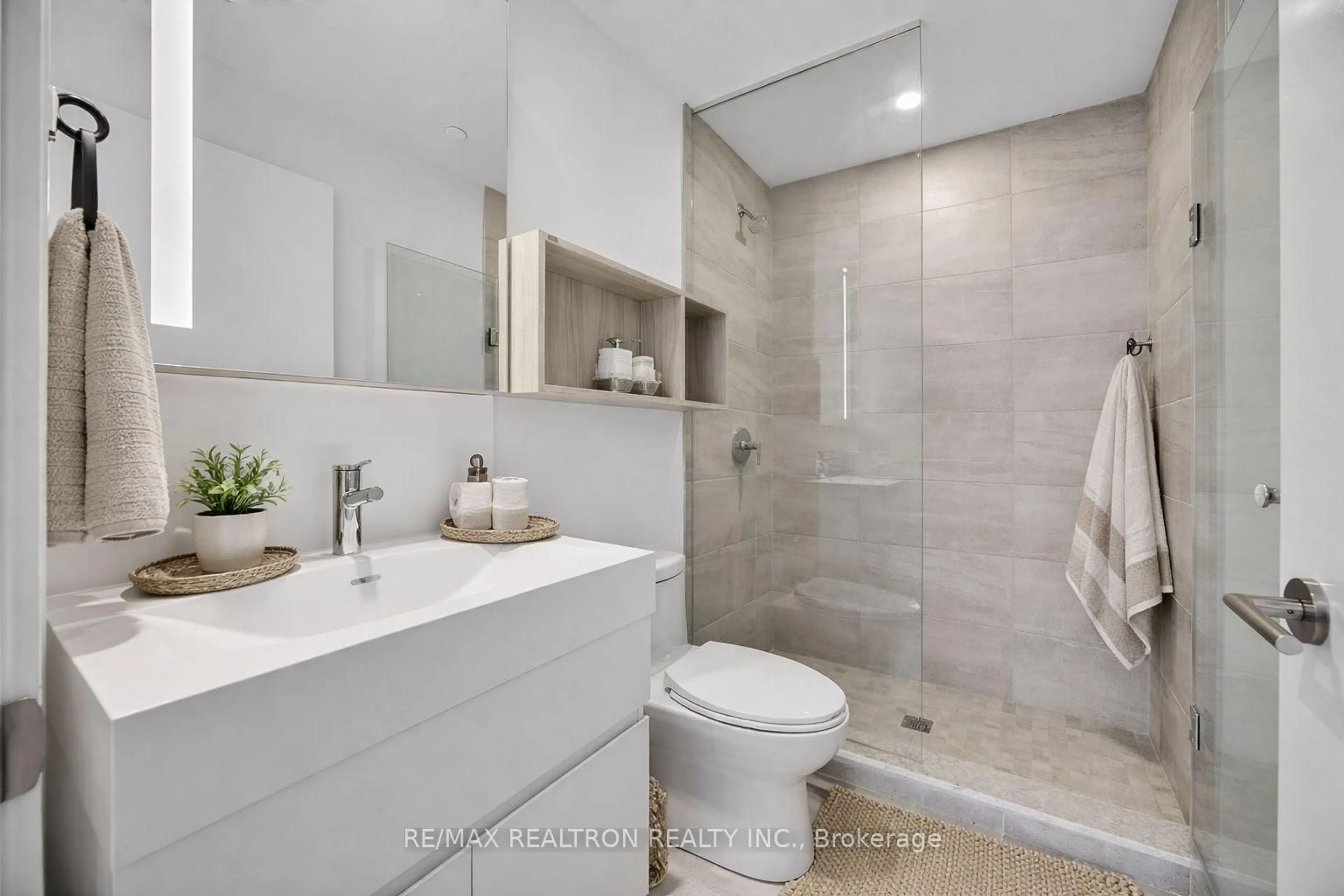 Contemporary bathroom, ceramic/tile floor for 39 Mary St #2506, Barrie Ontario L4N 1S9