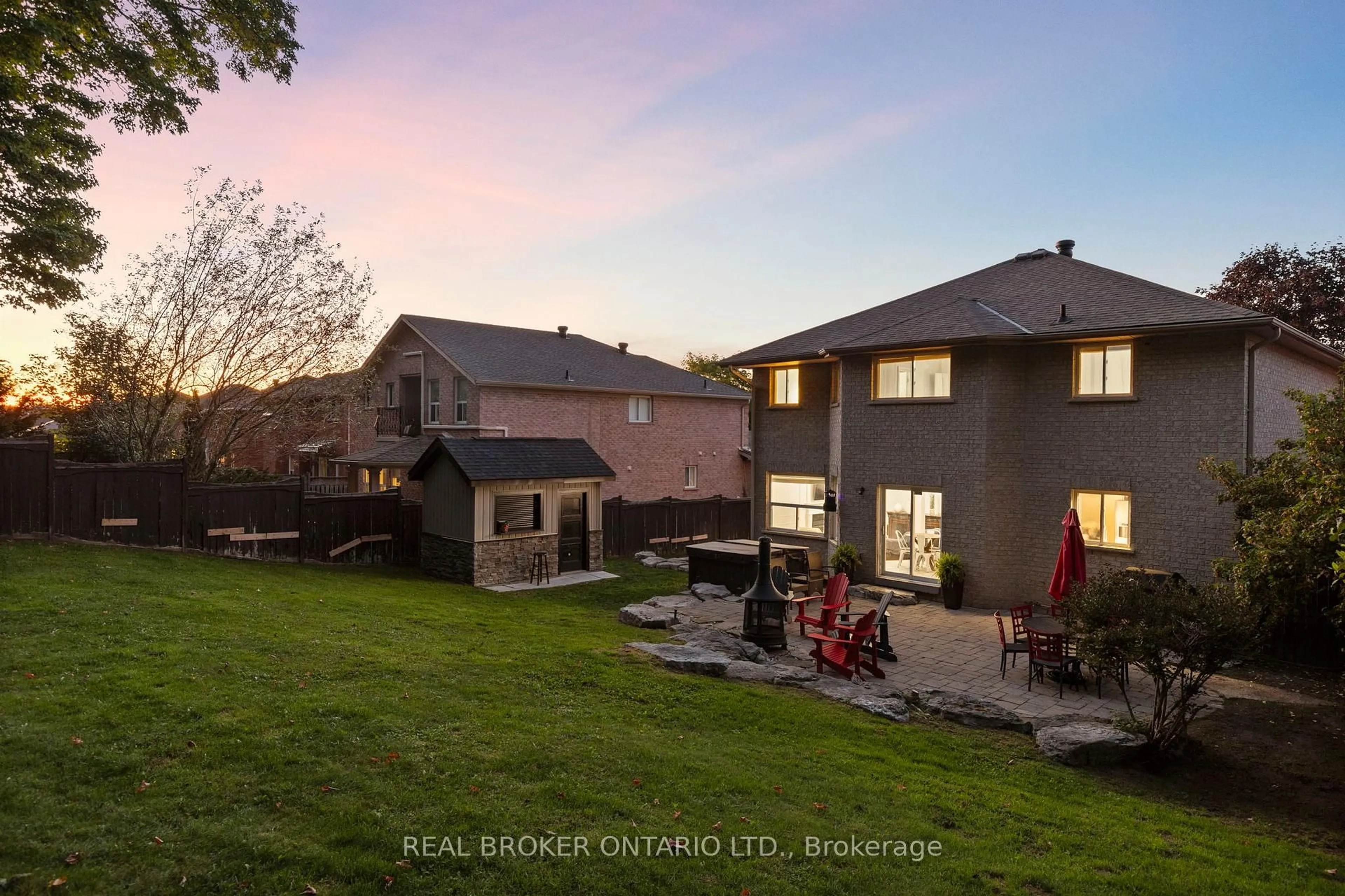 A pic from outside/outdoor area/front of a property/back of a property/a pic from drone, unknown for 43 Crimson Ridge Rd, Barrie Ontario L4N 9S1