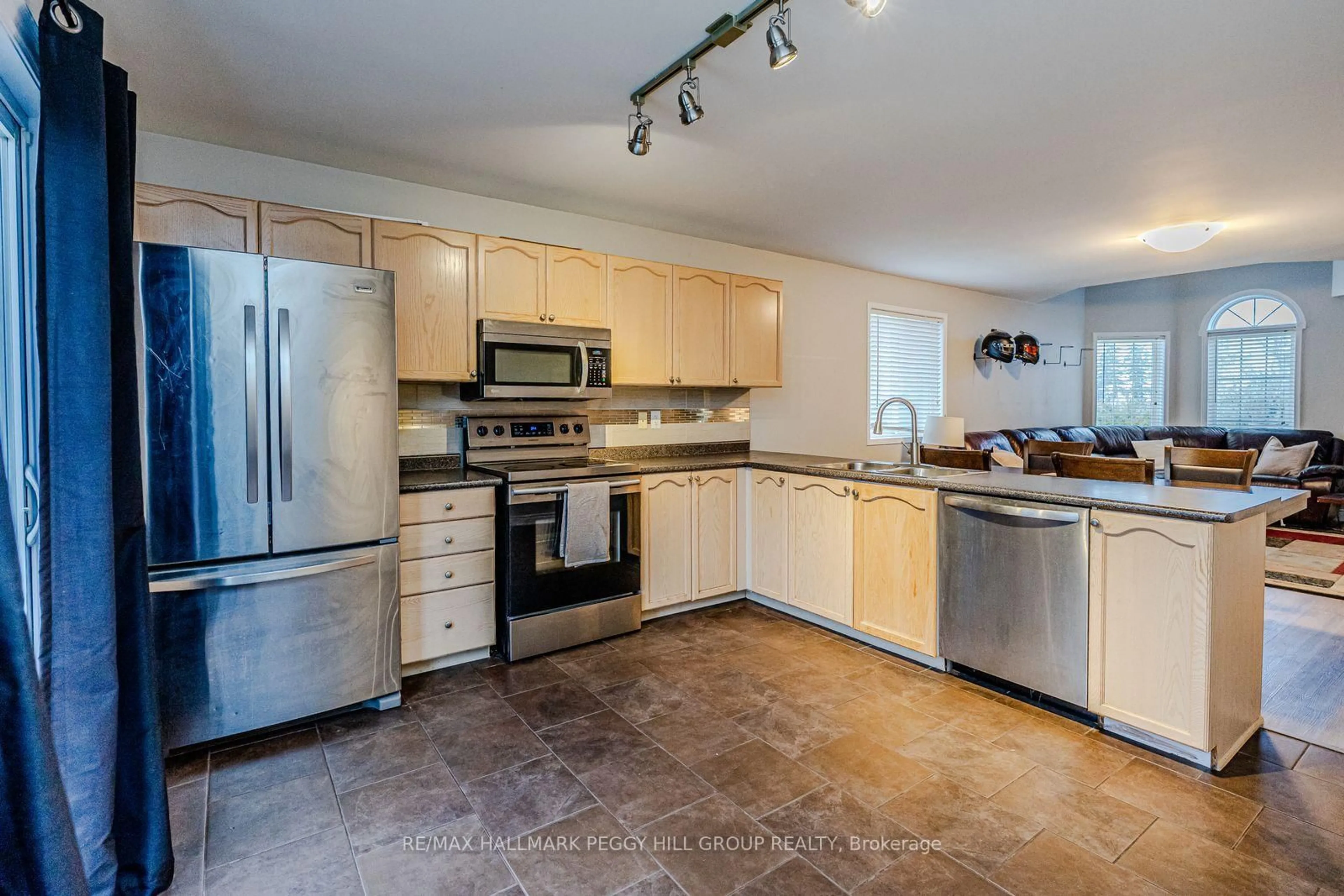 Open concept kitchen, ceramic/tile floor for 30 Hewitt Pl, Barrie Ontario L4M 7B3