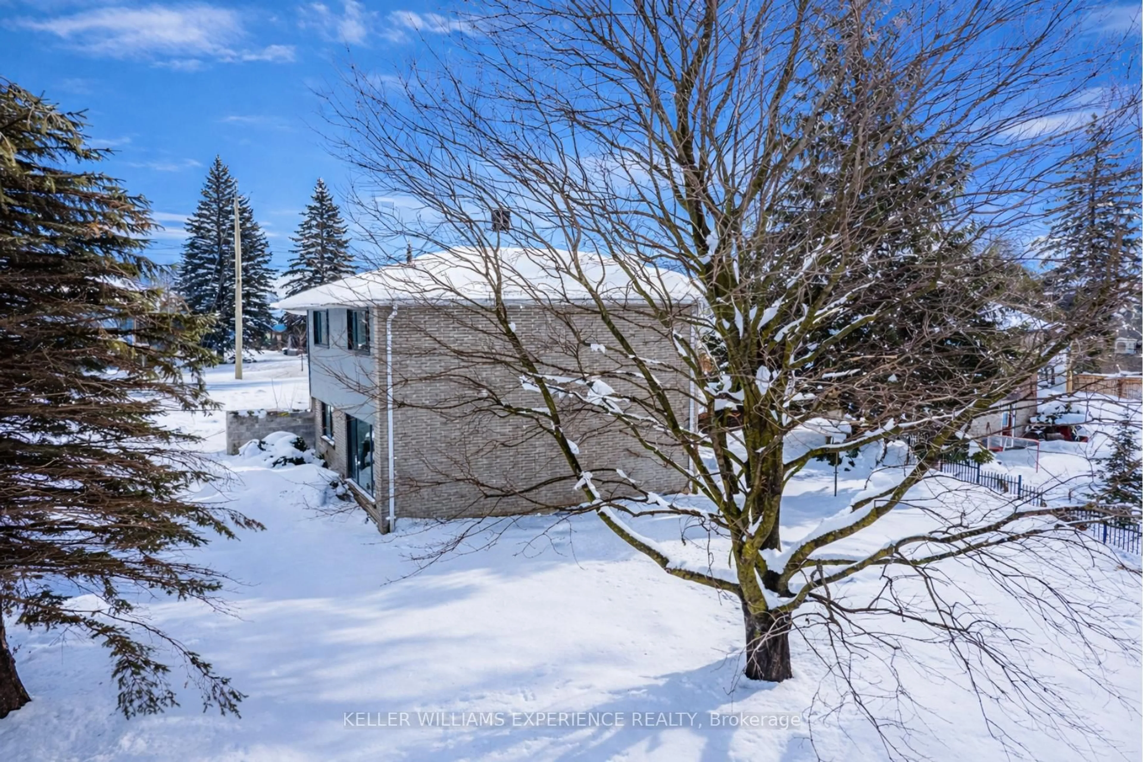 A pic from outside/outdoor area/front of a property/back of a property/a pic from drone, street for 54 Eugenia St, Barrie Ontario L4M 3T5