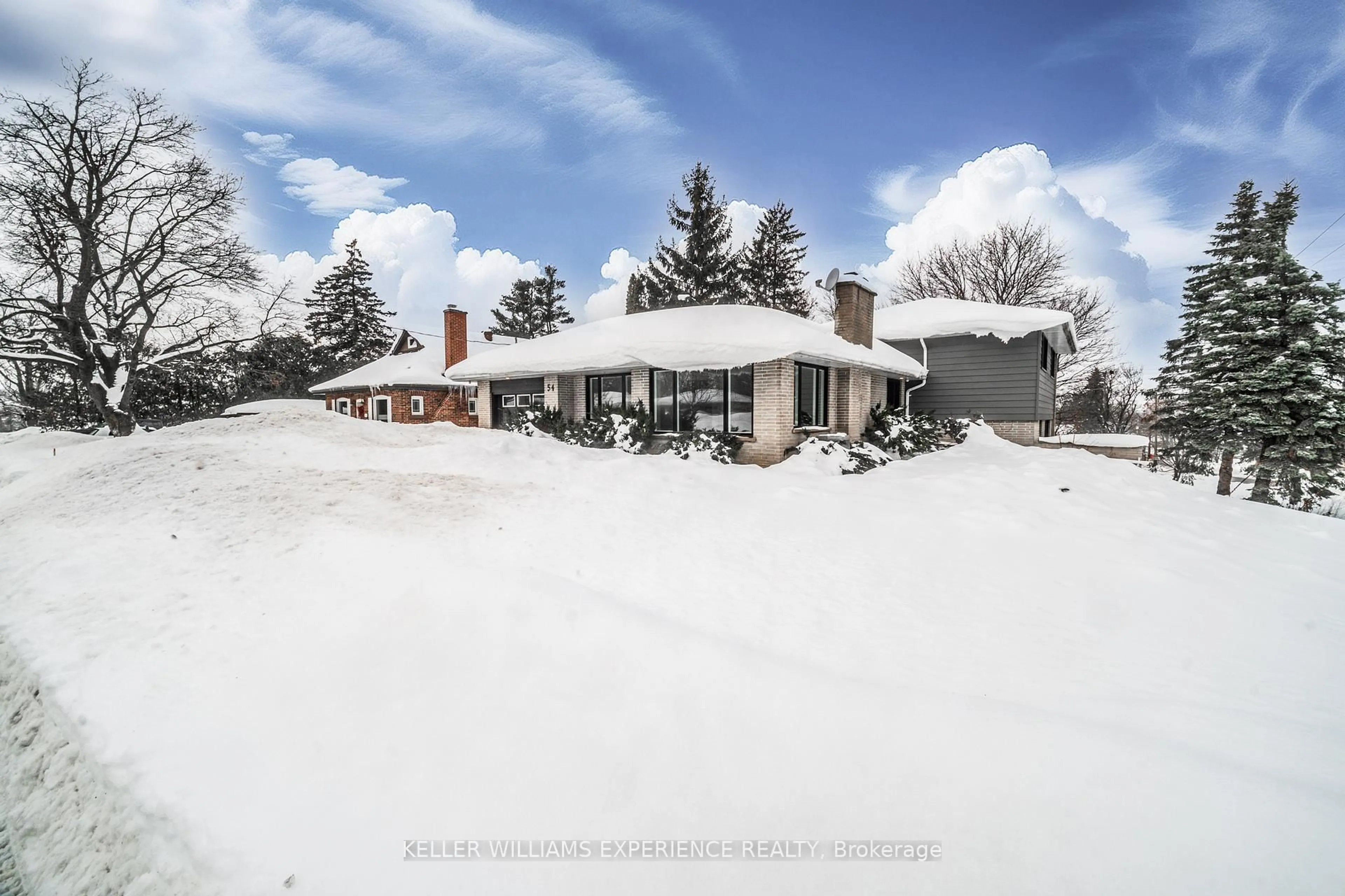 A pic from outside/outdoor area/front of a property/back of a property/a pic from drone, street for 54 Eugenia St, Barrie Ontario L4M 3T5