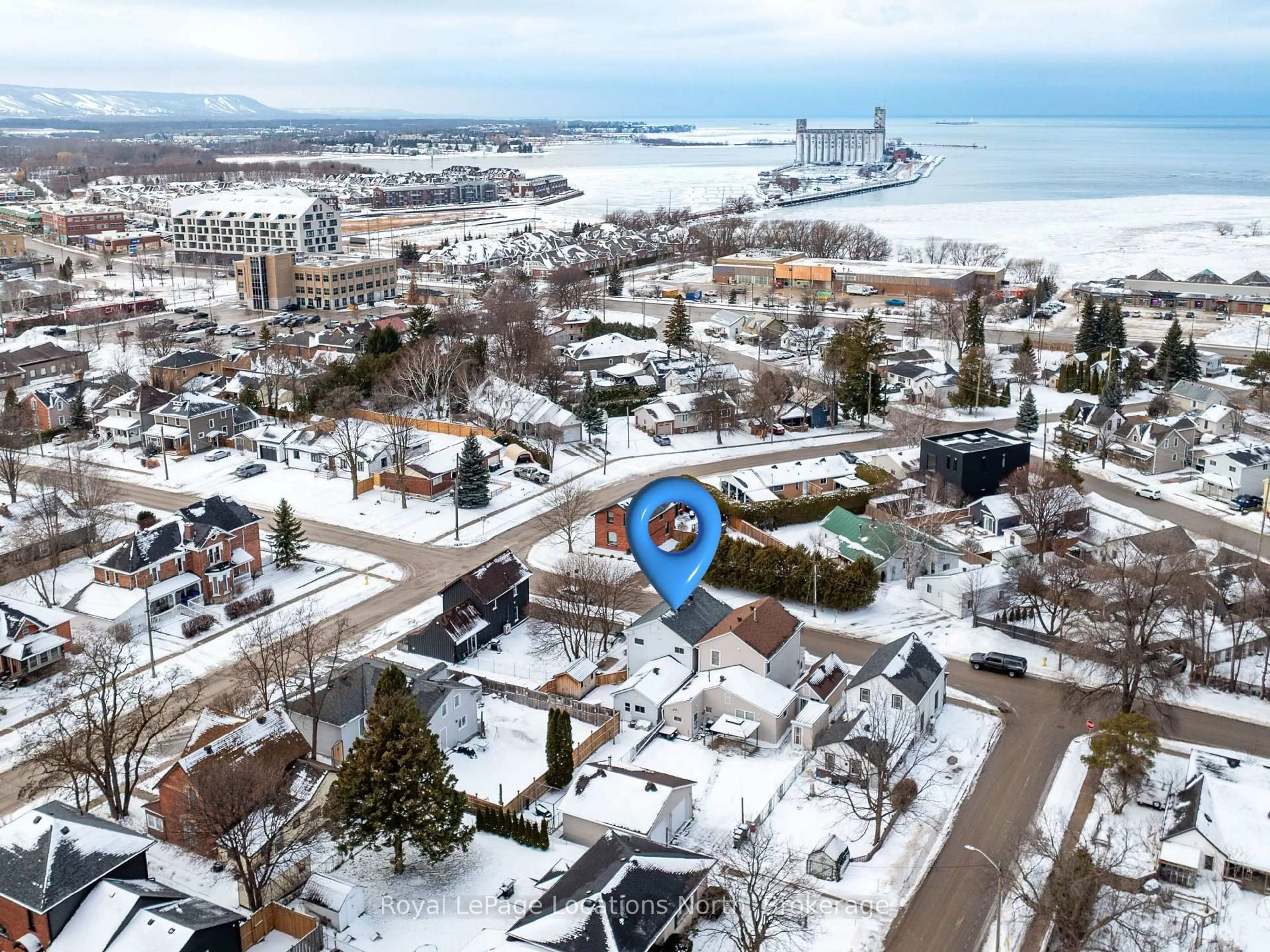 A pic from outside/outdoor area/front of a property/back of a property/a pic from drone, water/lake/river/ocean view for 242 Simcoe St, Collingwood Ontario L9Y 1J3