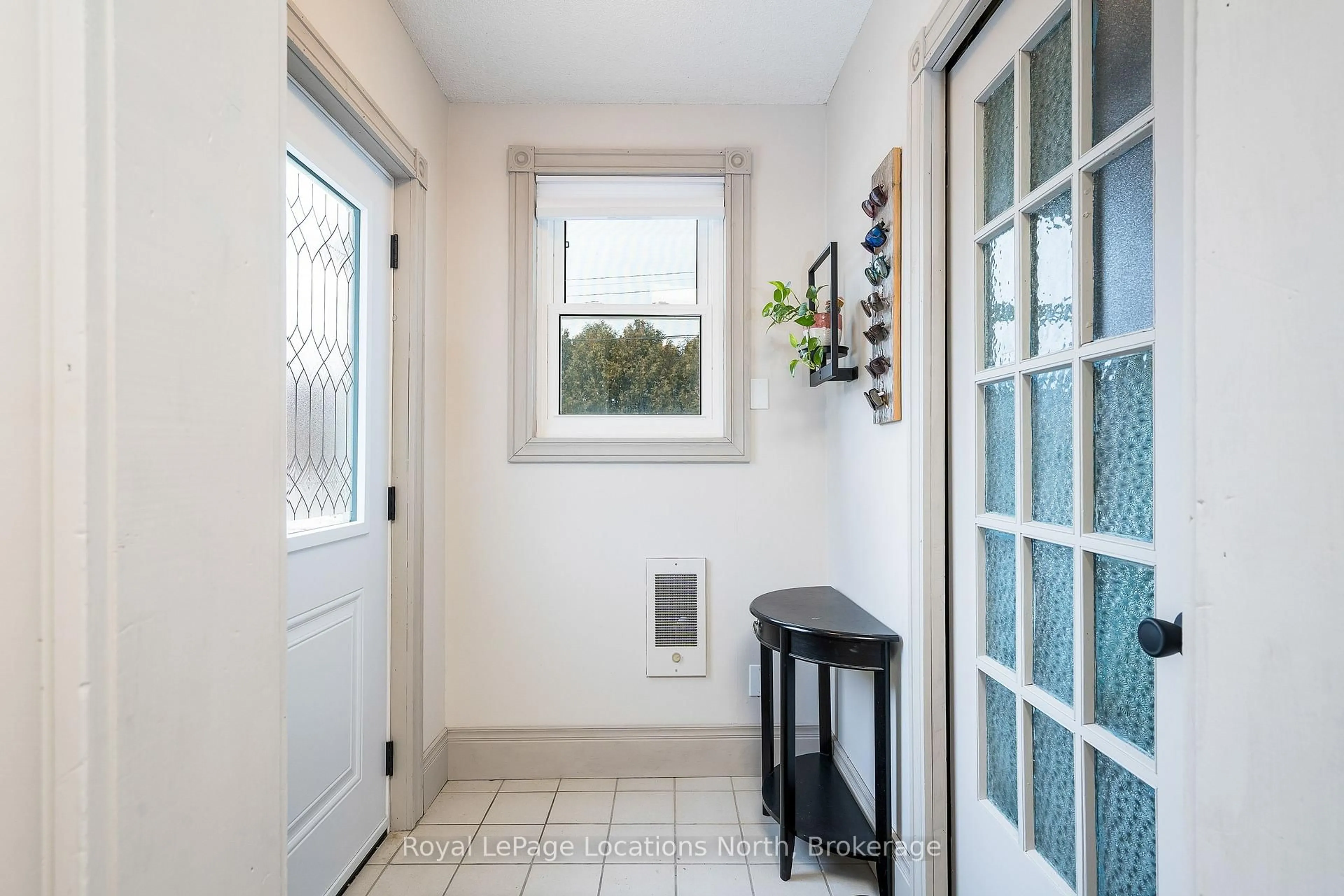 Indoor entryway for 242 Simcoe St, Collingwood Ontario L9Y 1J3