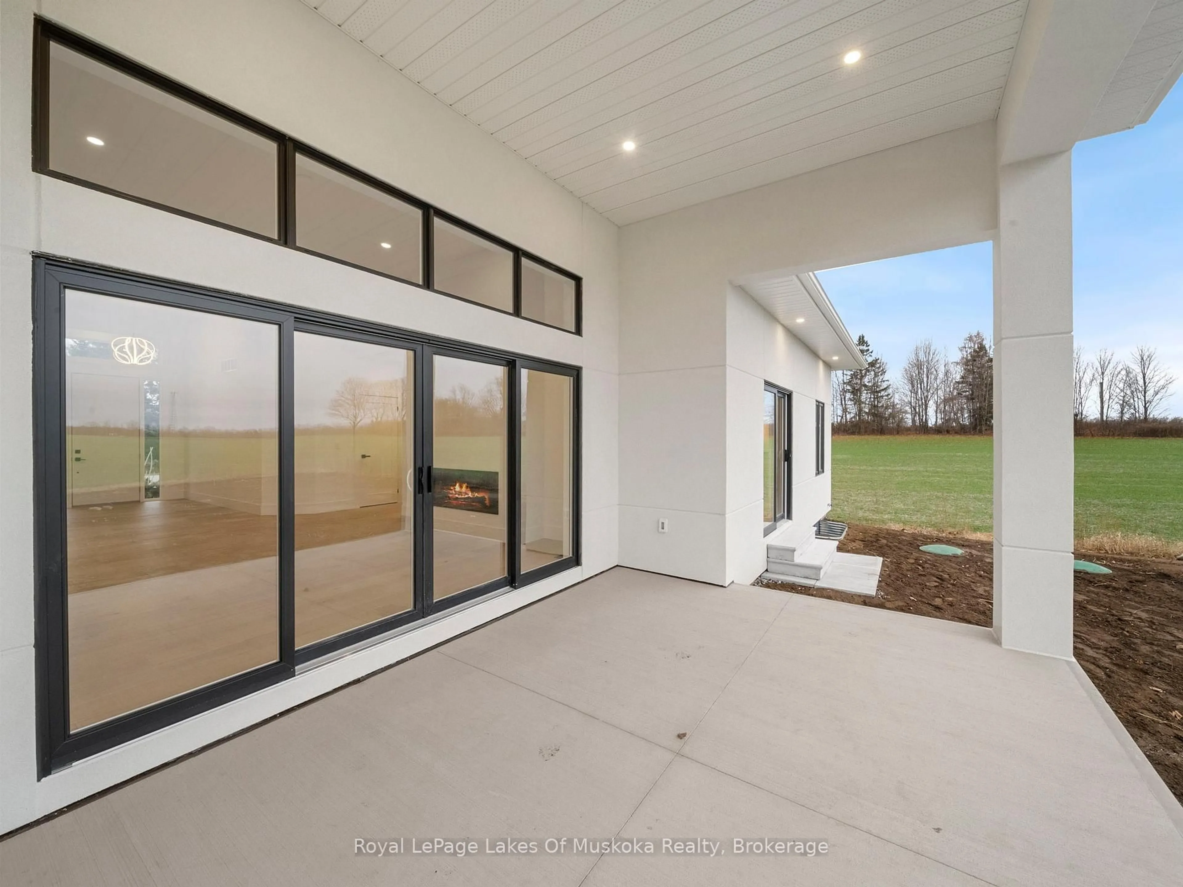 Indoor foyer for 19 Henry Ball Crt, Oro-Medonte Ontario L0K 2G1
