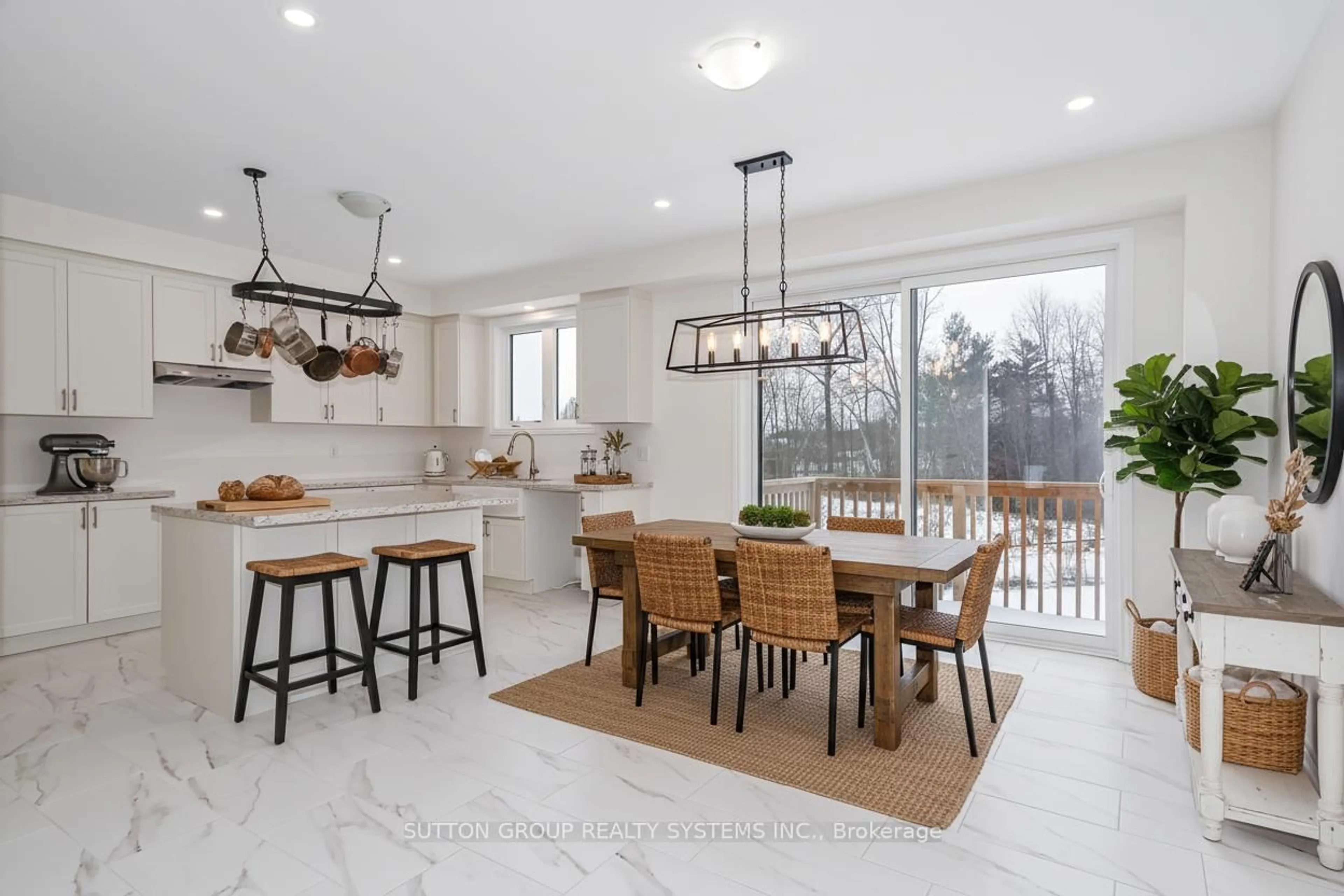 Open concept kitchen, ceramic/tile floor for 176 Roseanne Circ, Wasaga Beach Ontario L9Z 0N1