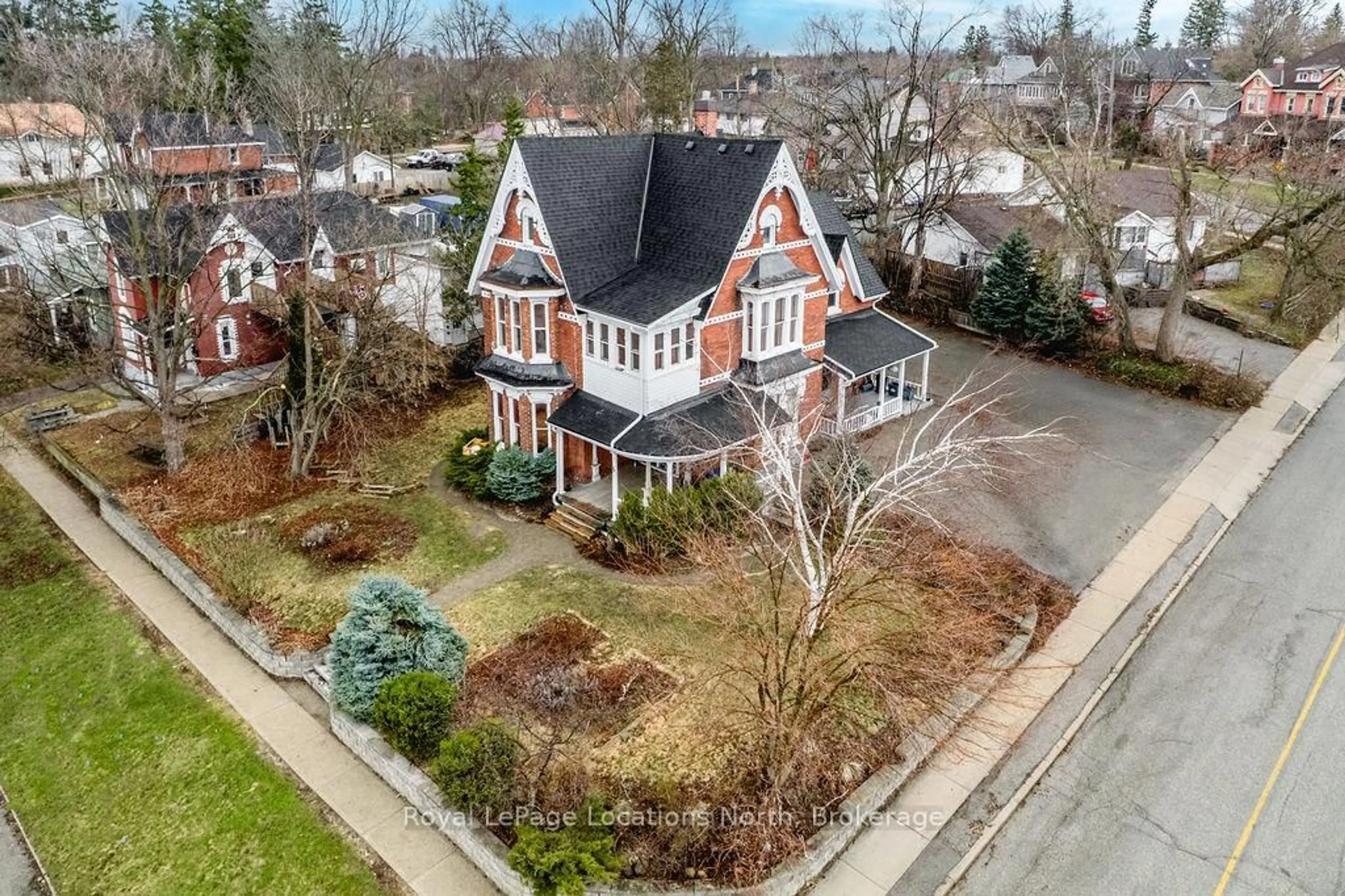 A pic from outside/outdoor area/front of a property/back of a property/a pic from drone, street for 3 Peel St, Barrie Ontario L4M 3K7