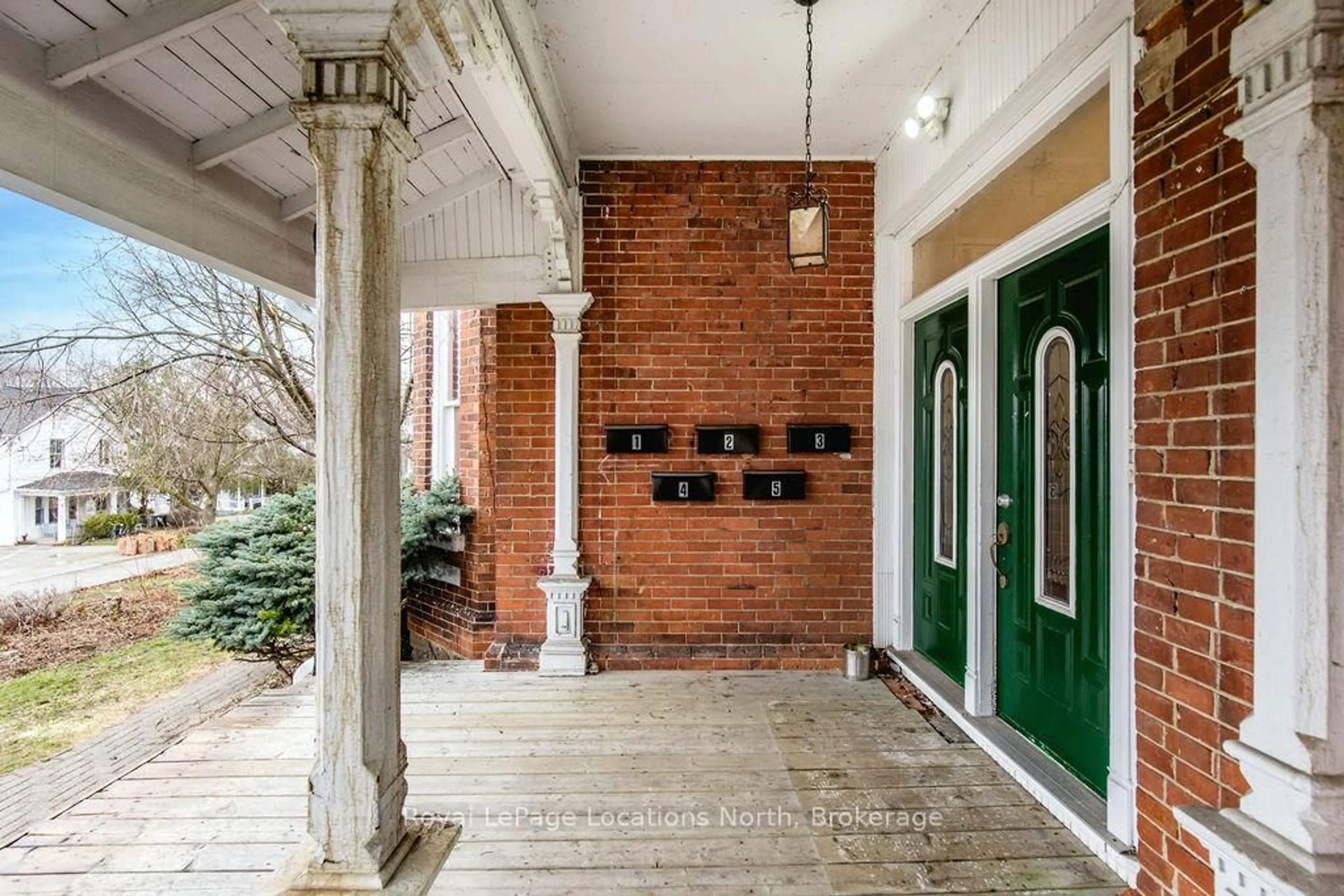 Indoor foyer for 3 Peel St, Barrie Ontario L4M 3K7