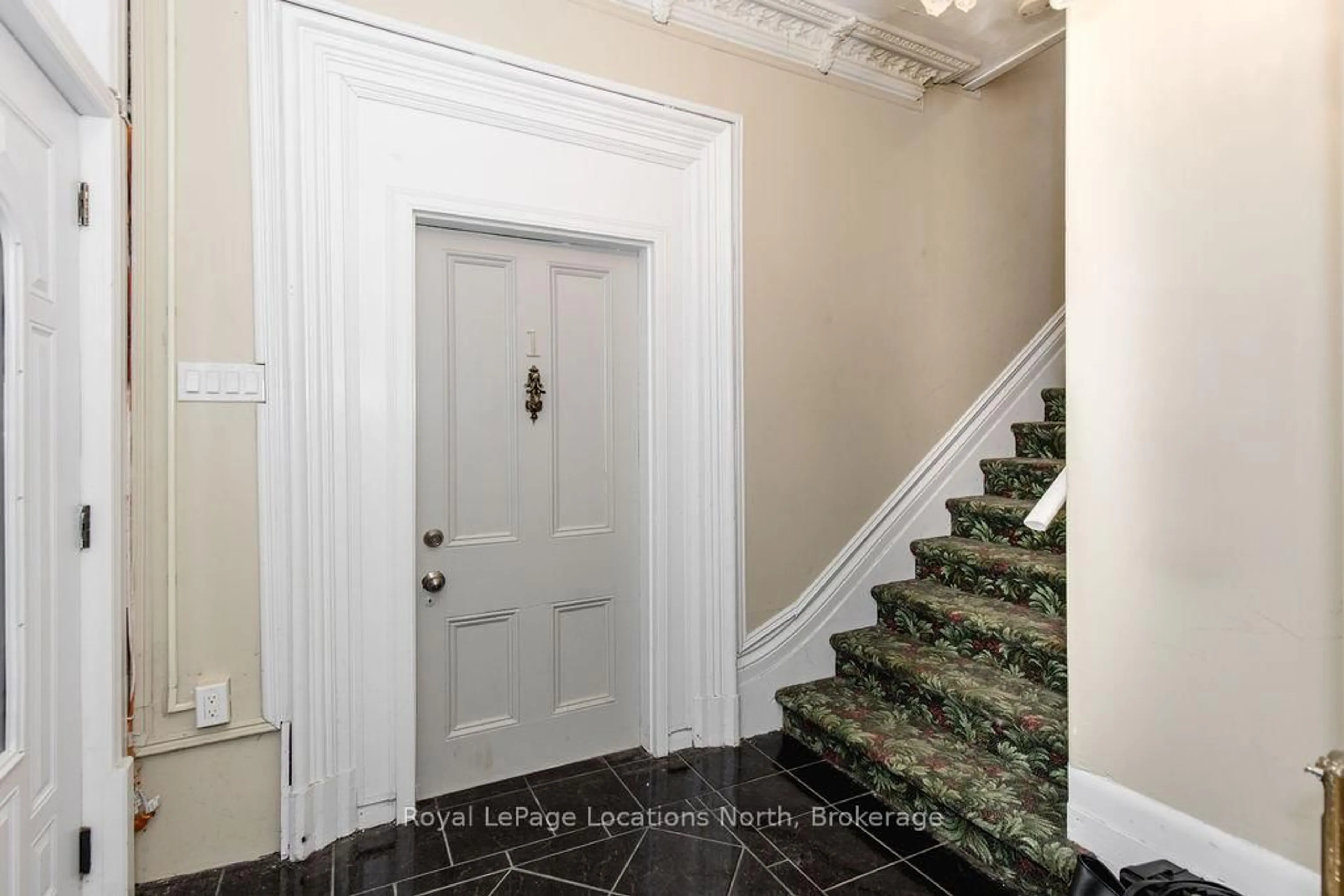 Indoor foyer for 3 Peel St, Barrie Ontario L4M 3K7