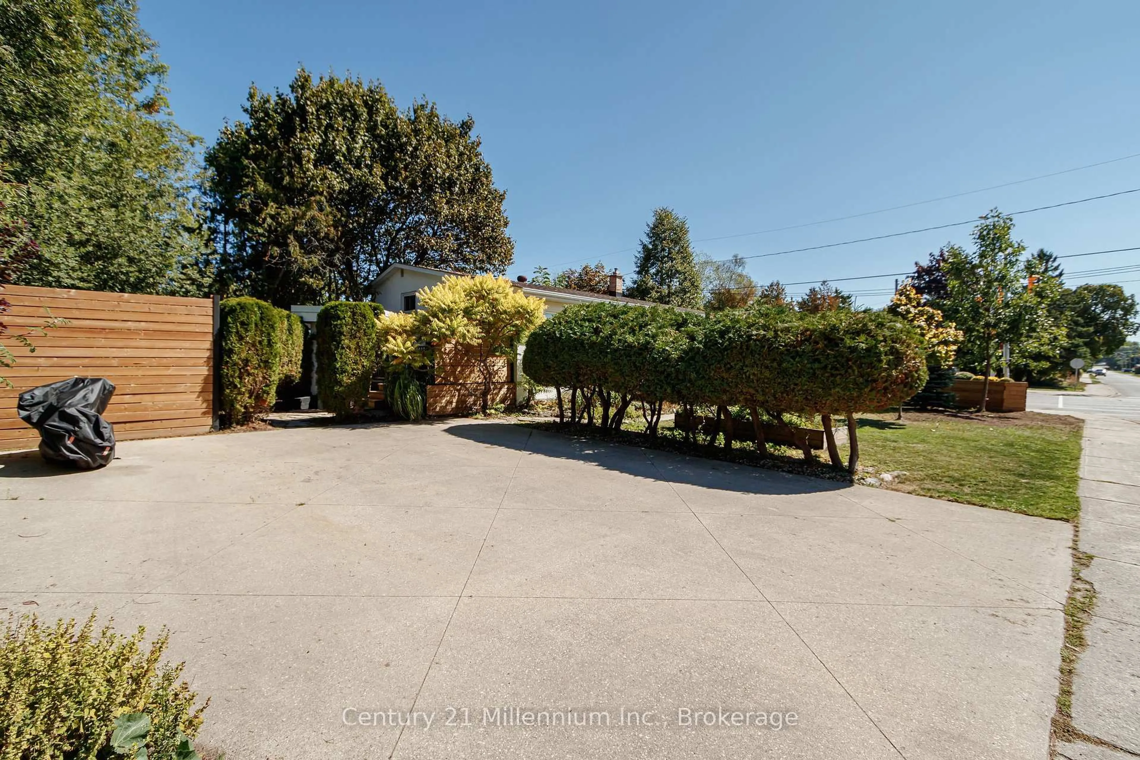 A pic from outside/outdoor area/front of a property/back of a property/a pic from drone, street for 42 NIAGARA St, Collingwood Ontario L9Y 3X2