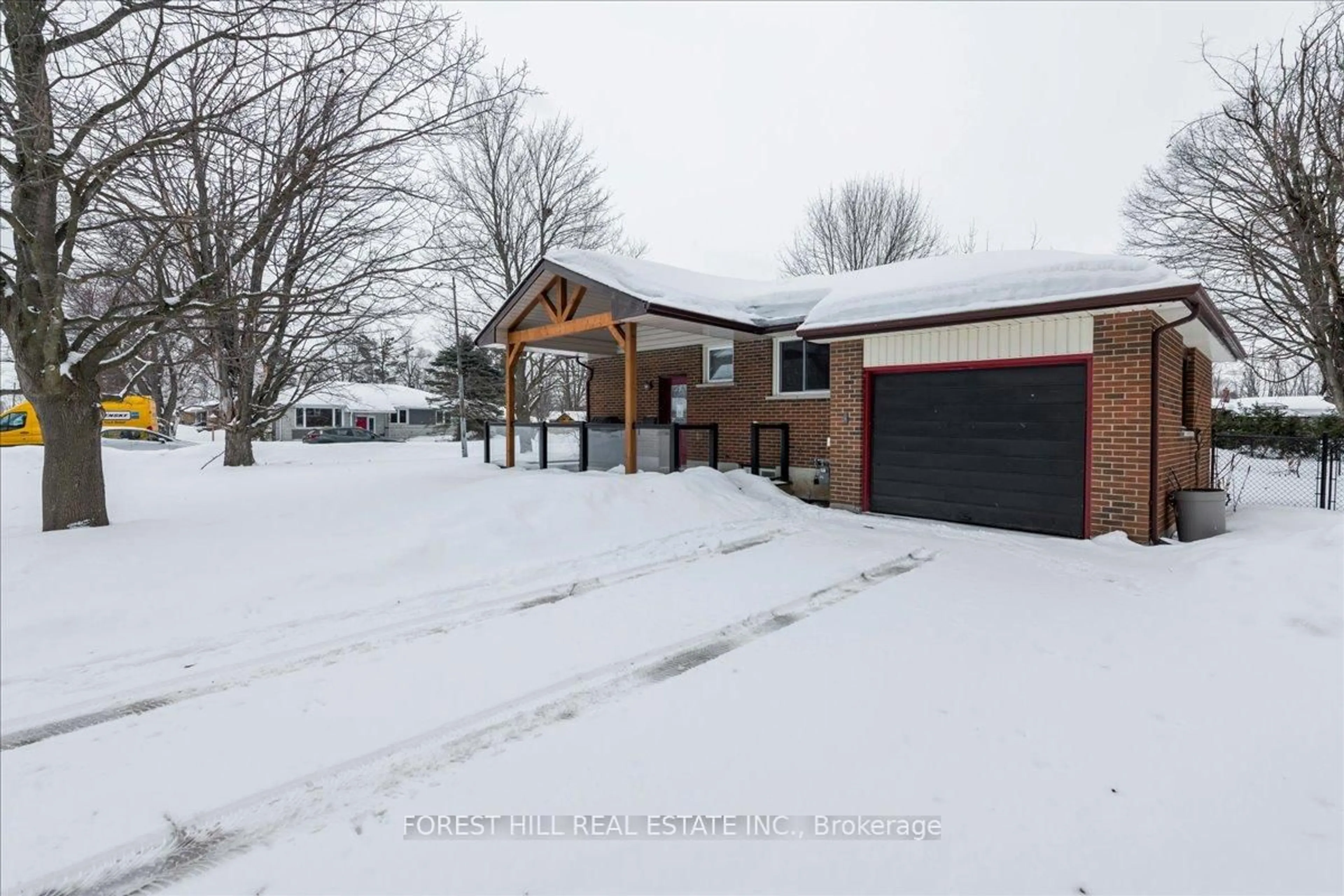 A pic from outside/outdoor area/front of a property/back of a property/a pic from drone, street for 267 Lawrence Ave, Orillia Ontario L3V 5M5