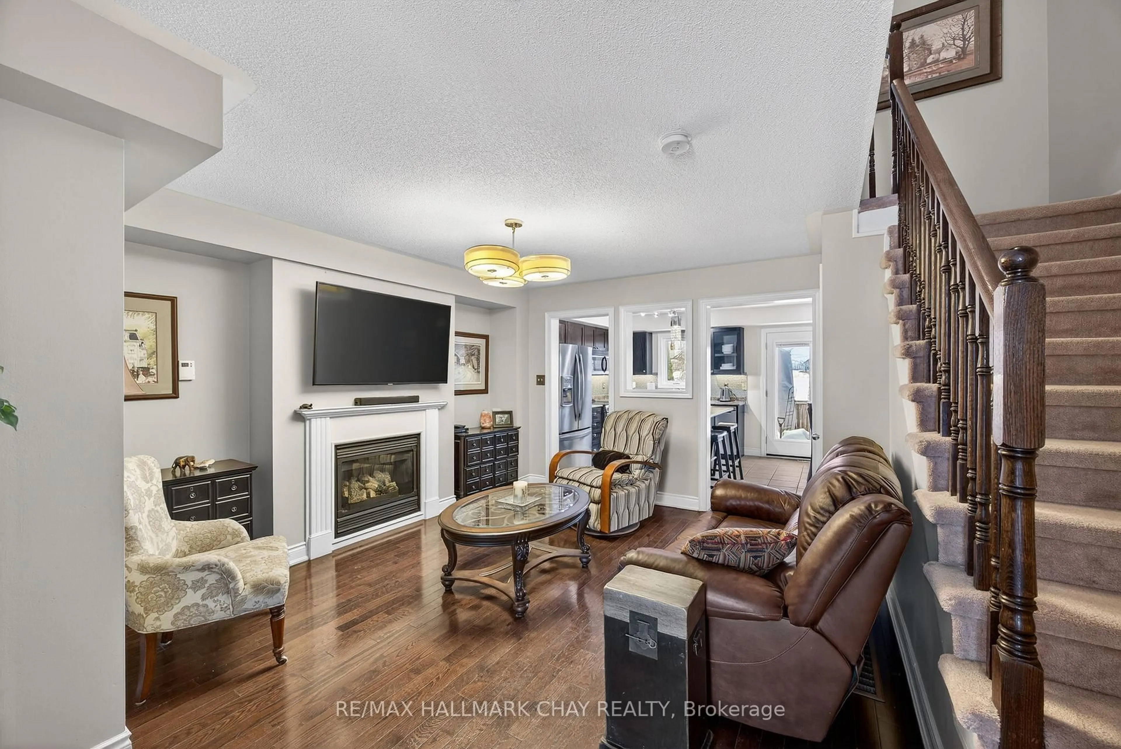 Living room with furniture, unknown for 41 Winchester Terr, Barrie Ontario L4M 0C8