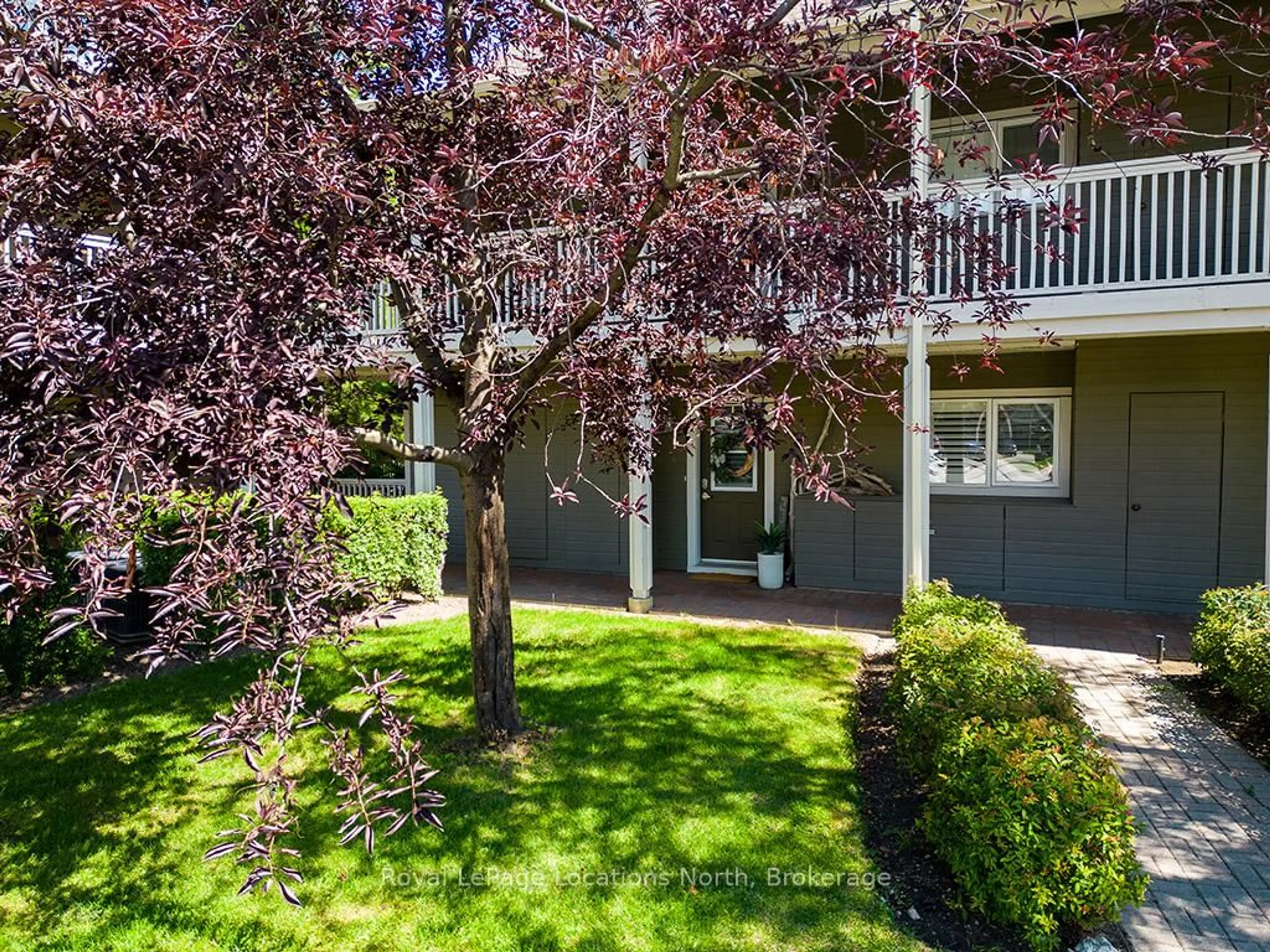 A pic from outside/outdoor area/front of a property/back of a property/a pic from drone, street for 918 Cedar Pointe Crt, Collingwood Ontario L9Y 5C7