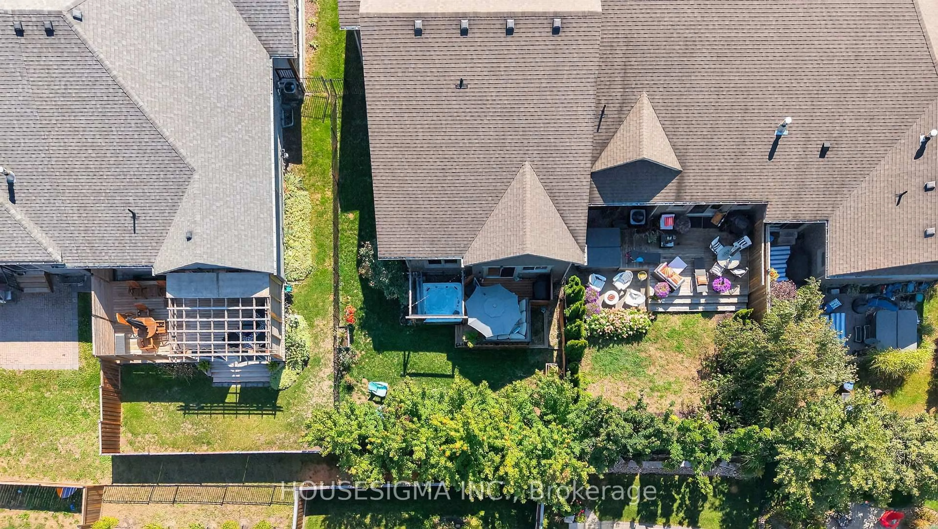 A pic from outside/outdoor area/front of a property/back of a property/a pic from drone, unknown for 69 Landscape Dr, Oro-Medonte Ontario L3R 5B4