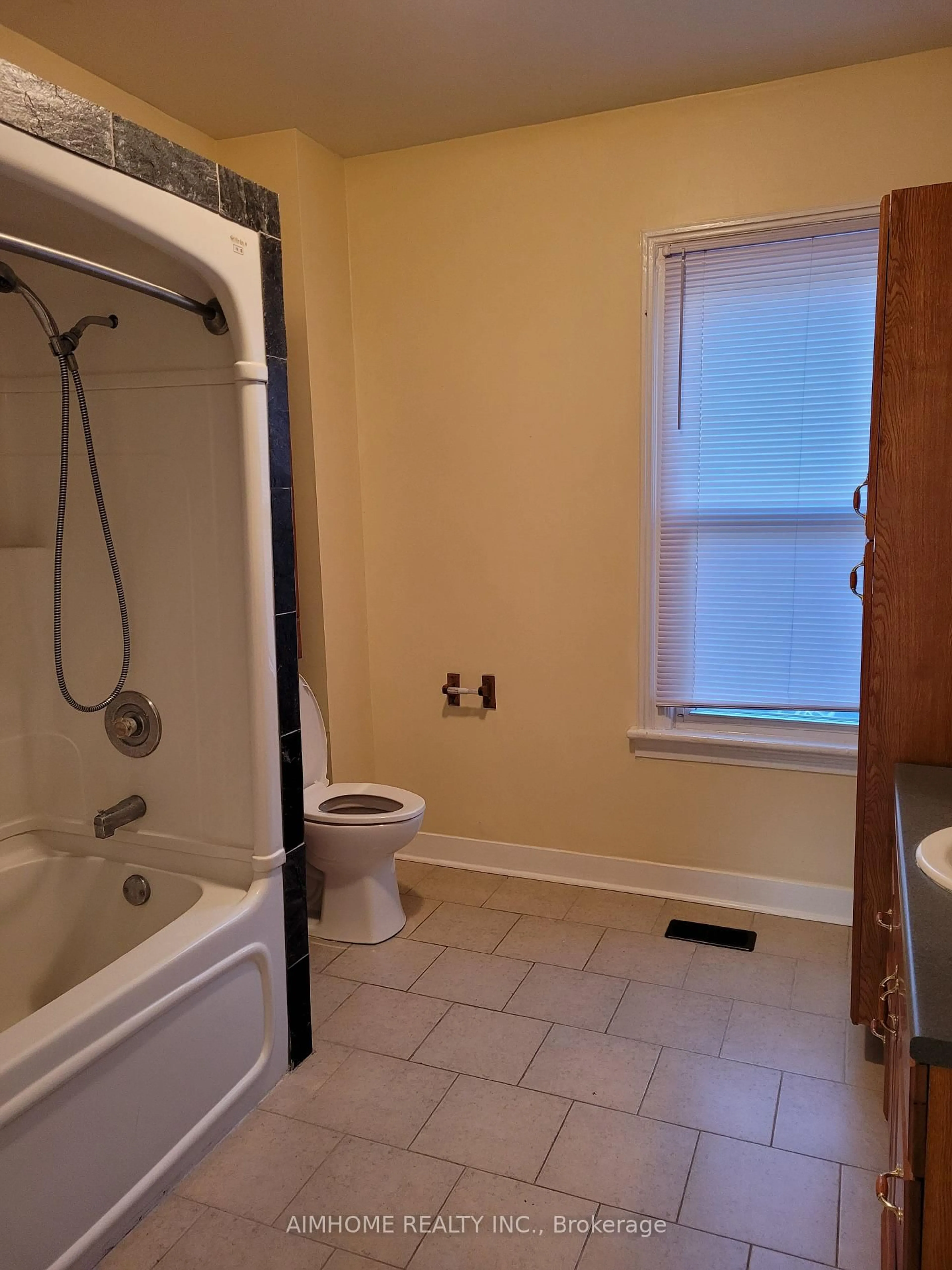 Standard bathroom, ceramic/tile floor for 76 Penatang St, Barrie Ontario L4M 1Y9