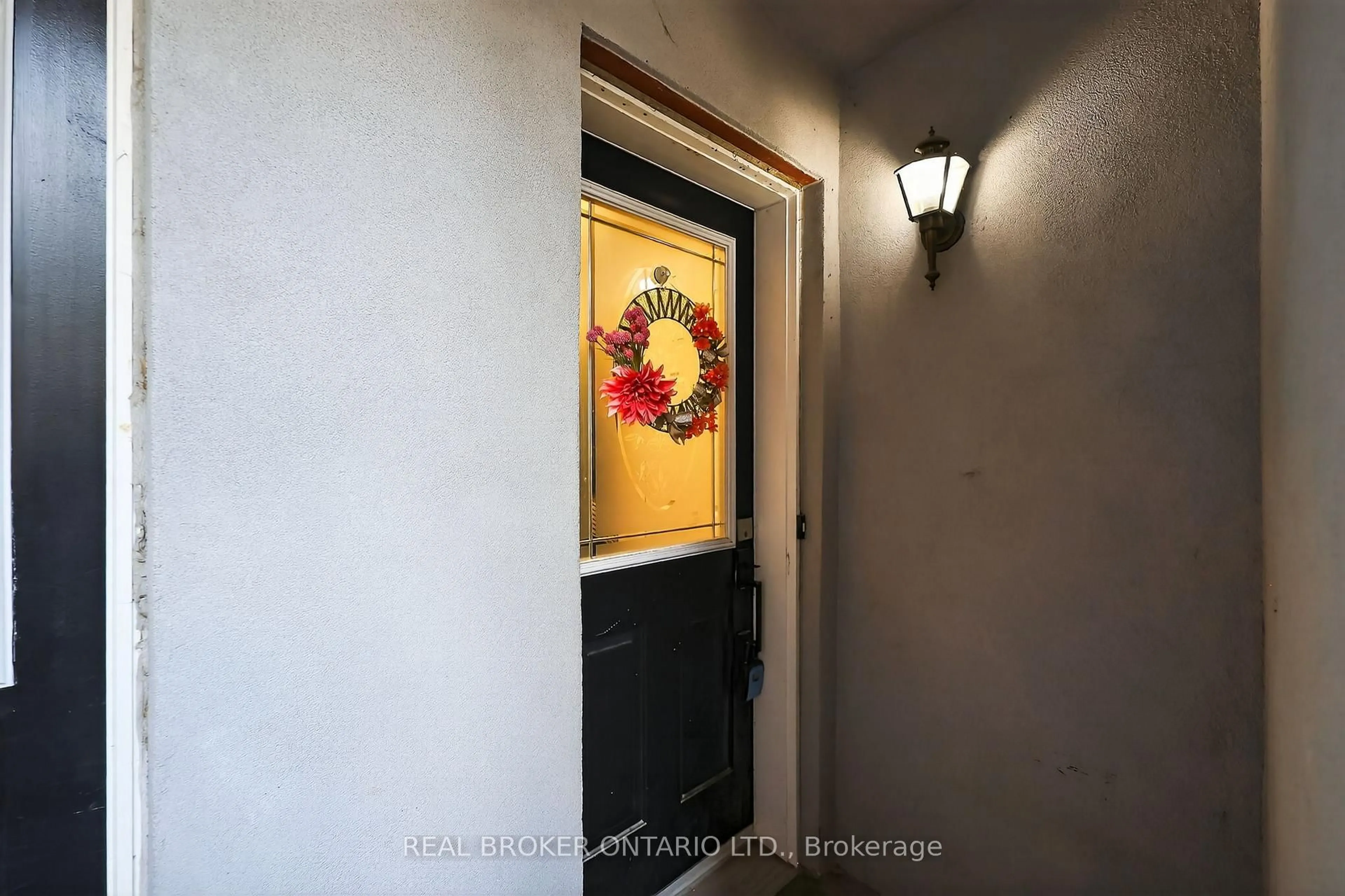 Indoor entryway for 237 Ferndale Dr #1, Barrie Ontario L4N 0T6