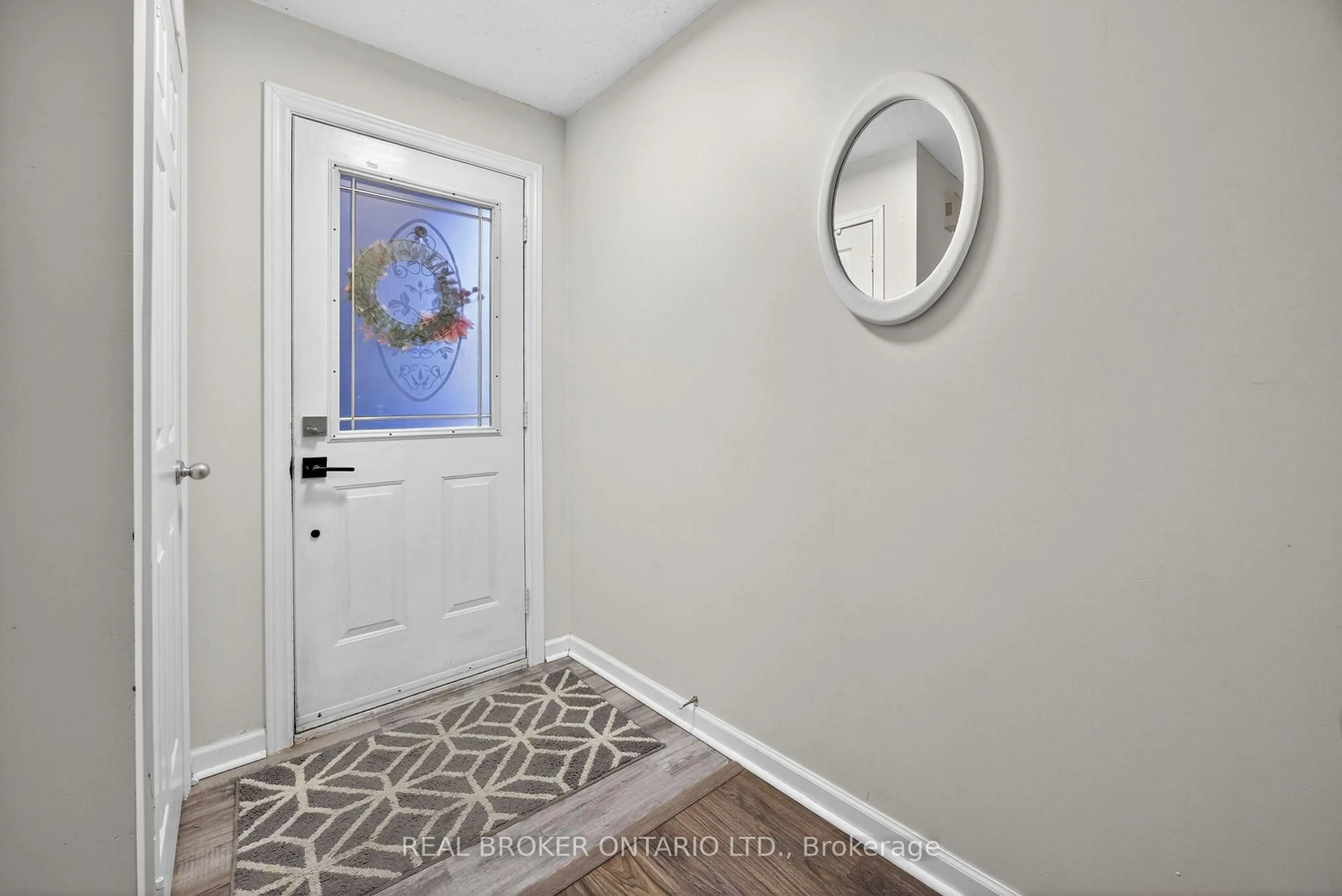 Indoor entryway for 237 Ferndale Dr #1, Barrie Ontario L4N 0T6