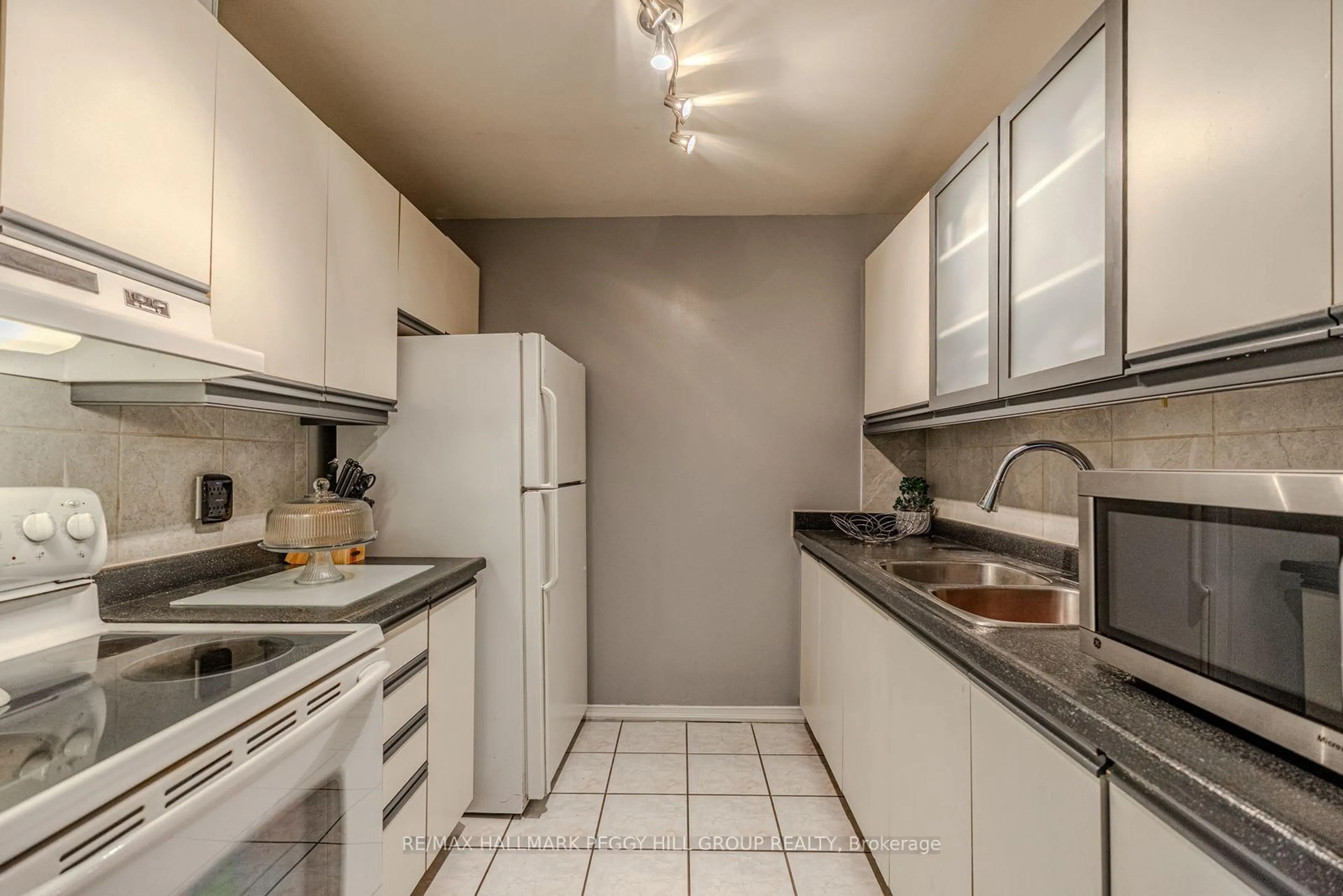 Standard kitchen, ceramic/tile floor for 167 Edgehill Dr #E9, Barrie Ontario L4N 1L9